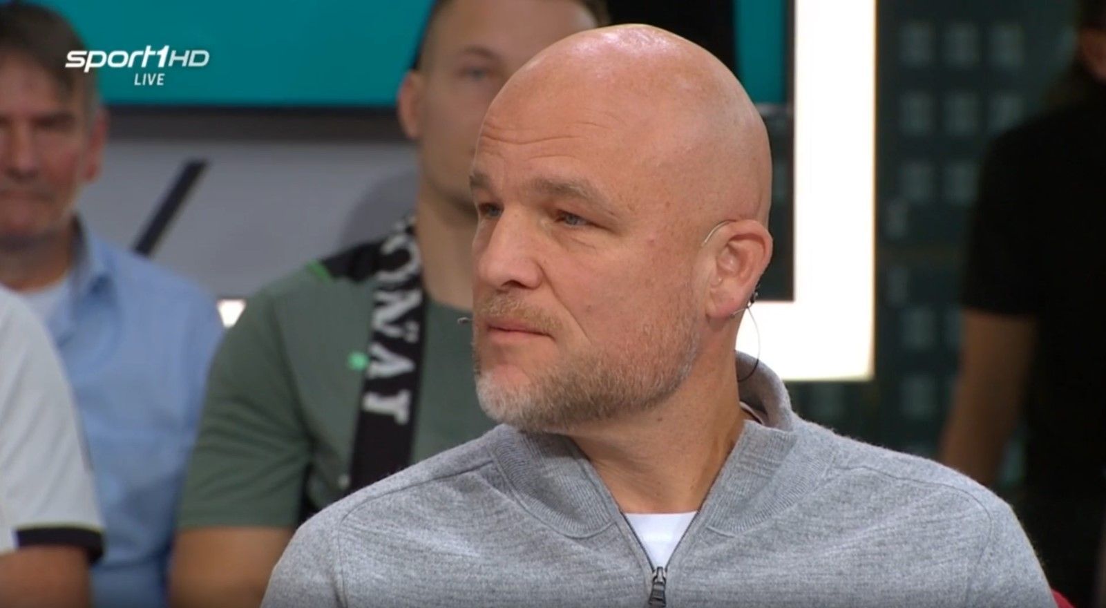 Gladbachs Sportdirektor Rouven Schröder sitzt im „Doppelpass“.