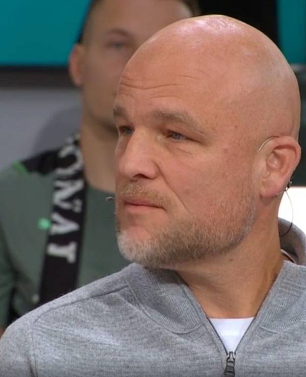 Gladbachs Sportdirektor Rouven Schröder sitzt im „Doppelpass“.