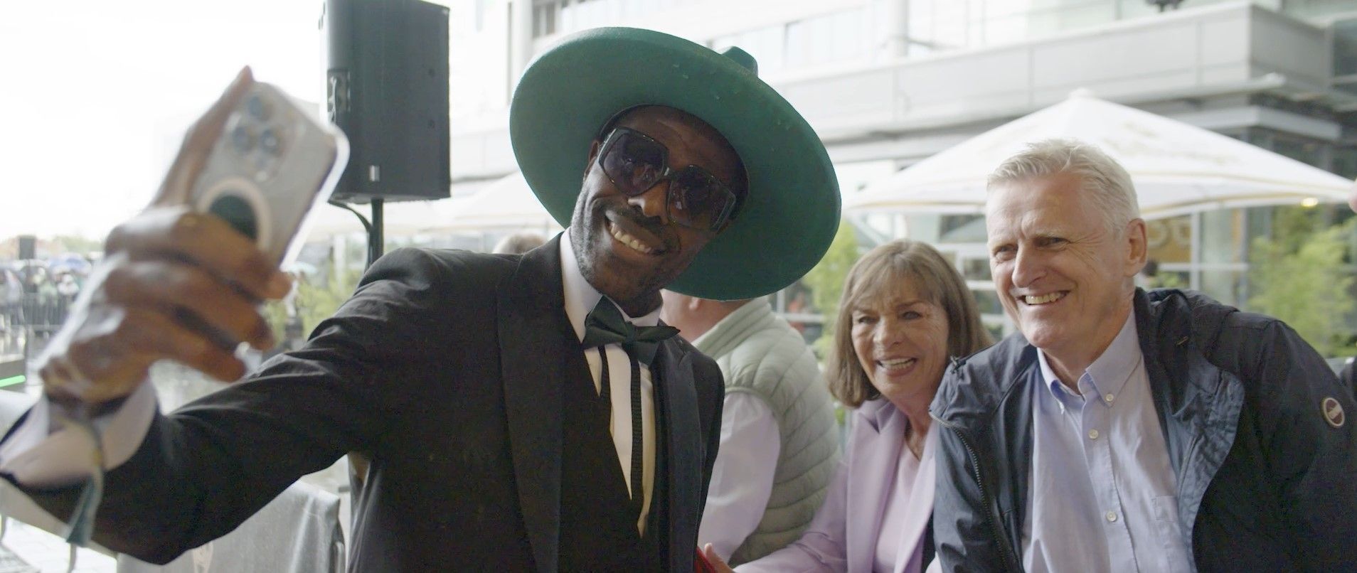 Mo Idrissou begeisterte bei der Jubiläumsfeier mit seinem Outfit.