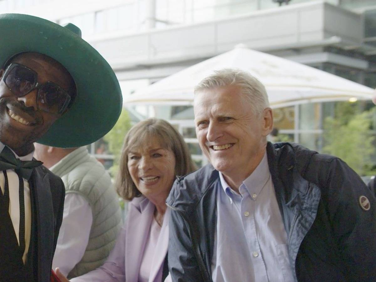 Mo Idrissou begeisterte bei der Jubiläumsfeier mit seinem Outfit.