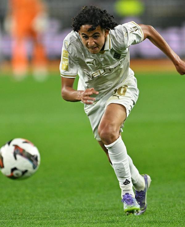 Wael Mohya jagt den Ball.