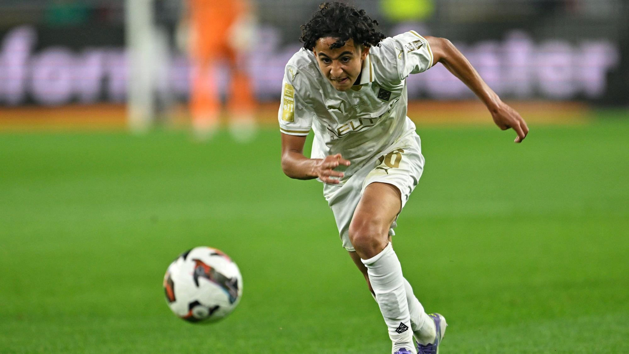 Wael Mohya jagt den Ball.