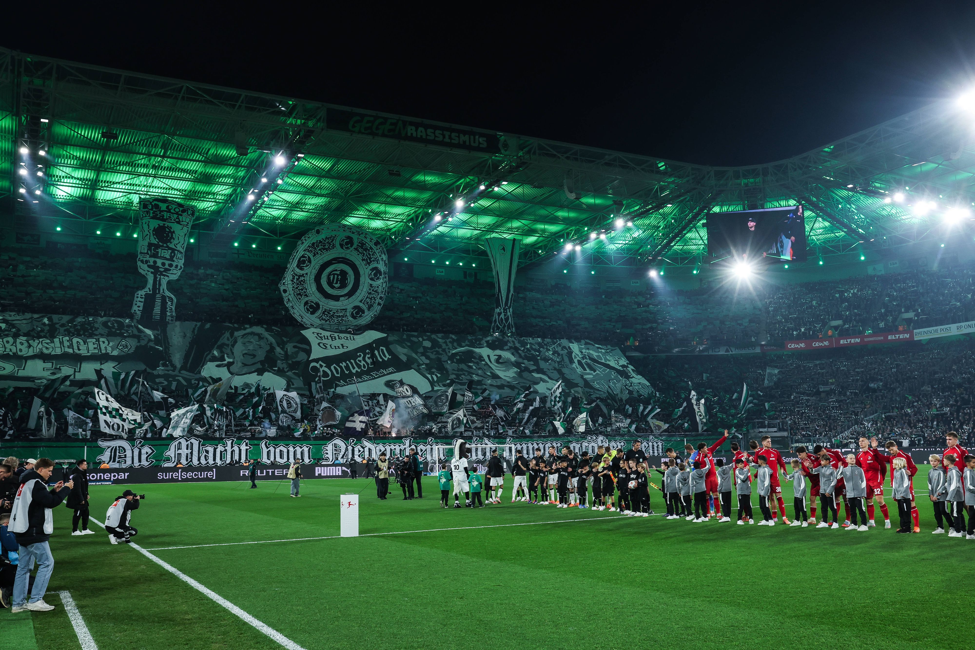 Der Borussia-Park vor dem Derby mit Choreo in der Nordkurve. Auf dem großen Fernseher ist Eugen Polanski eingeblendet.