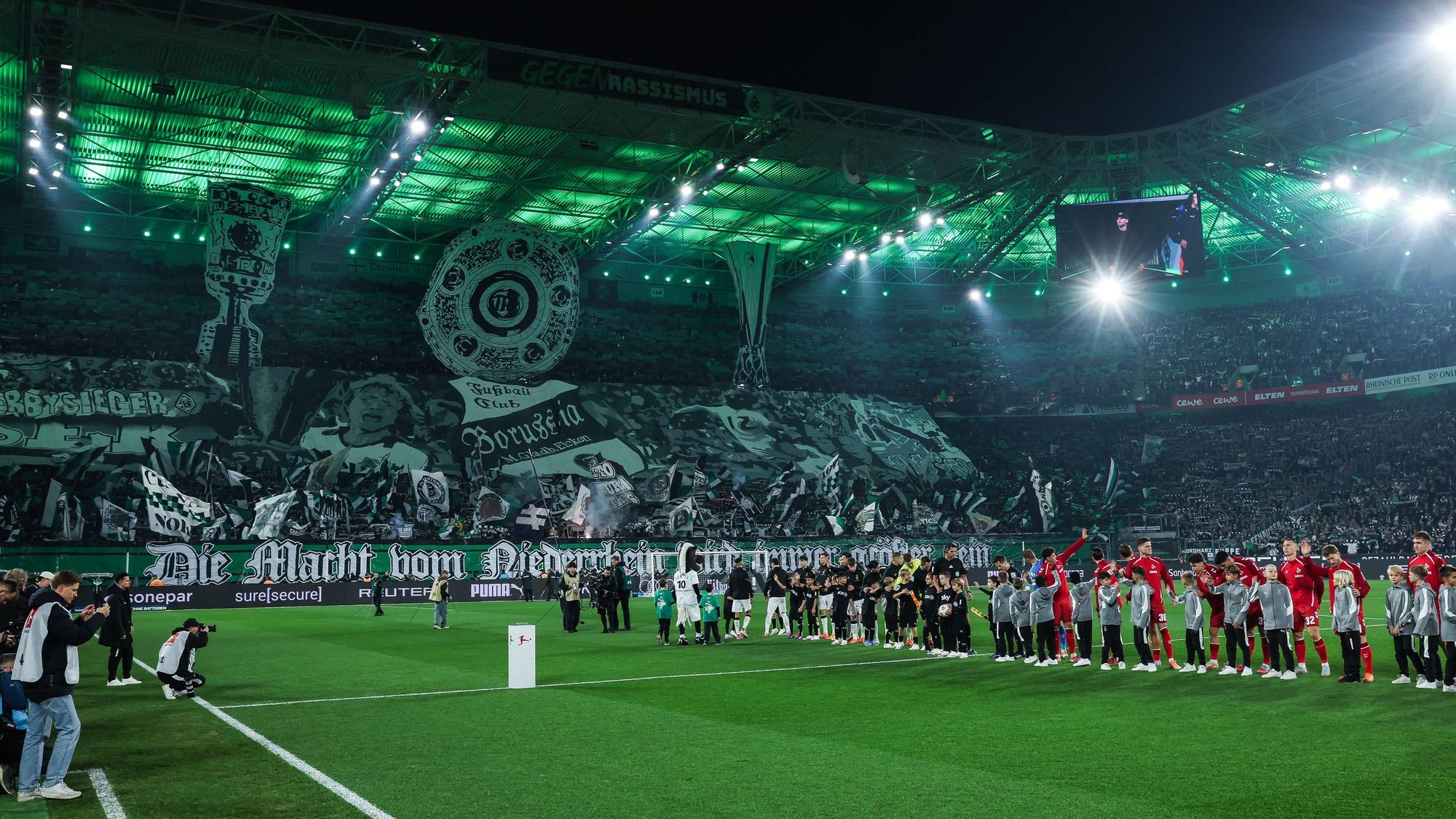 Der Borussia-Park vor dem Derby mit Choreo in der Nordkurve. Auf dem großen Fernseher ist Eugen Polanski eingeblendet.