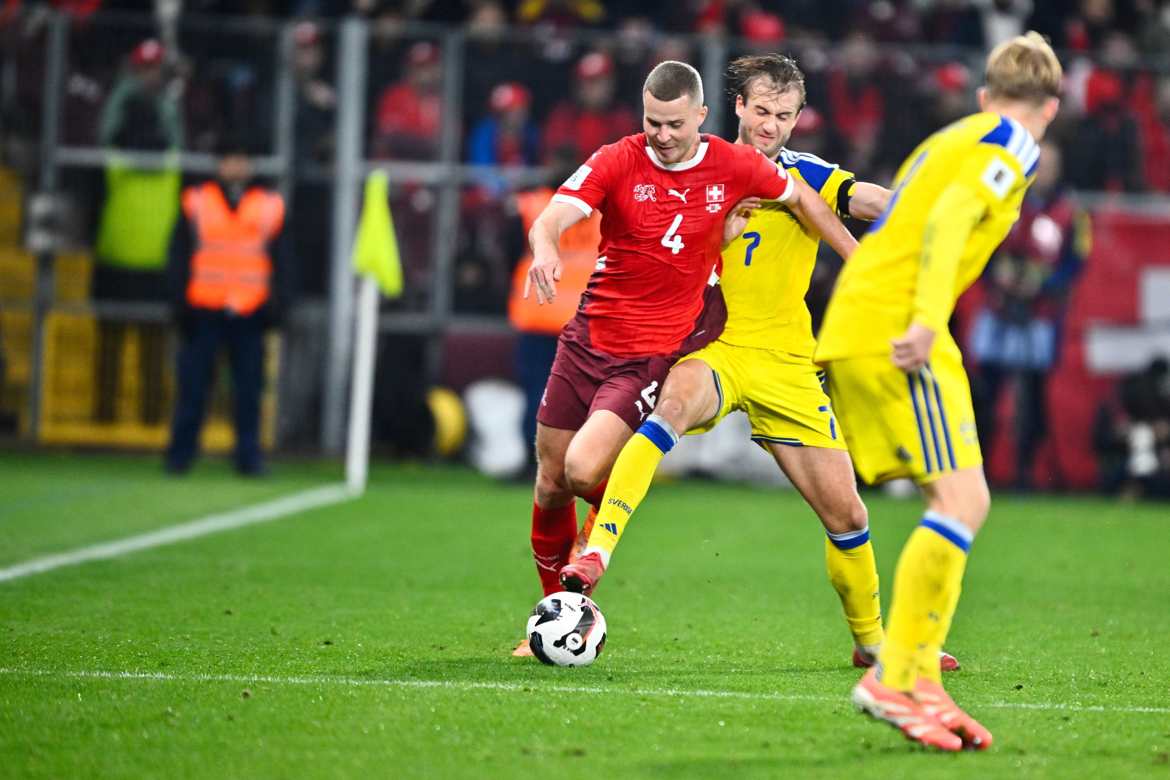 Nico Elvedi im Duell gegen Benjamin Nygren.
