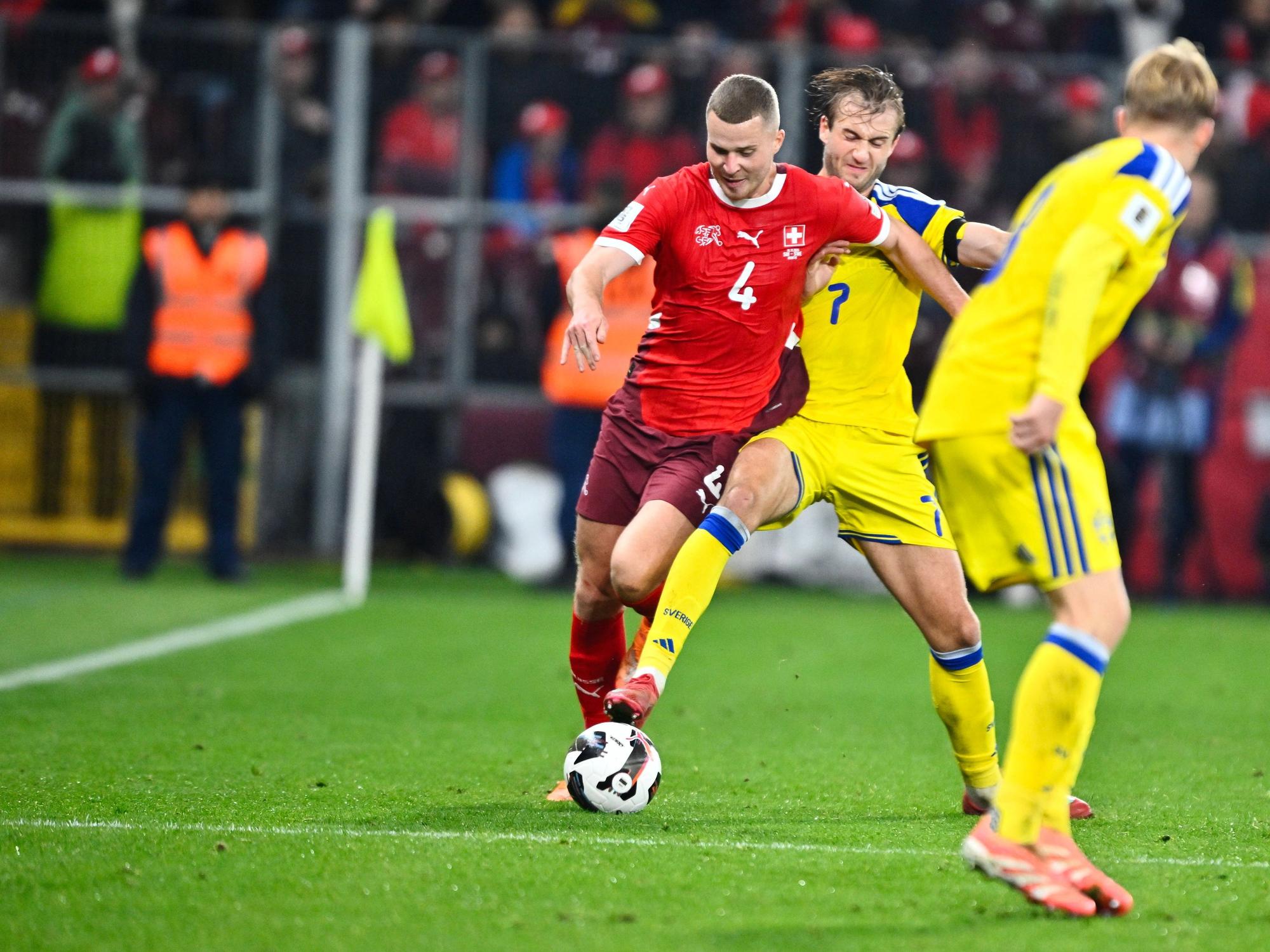 Nico Elvedi im Duell gegen Benjamin Nygren.