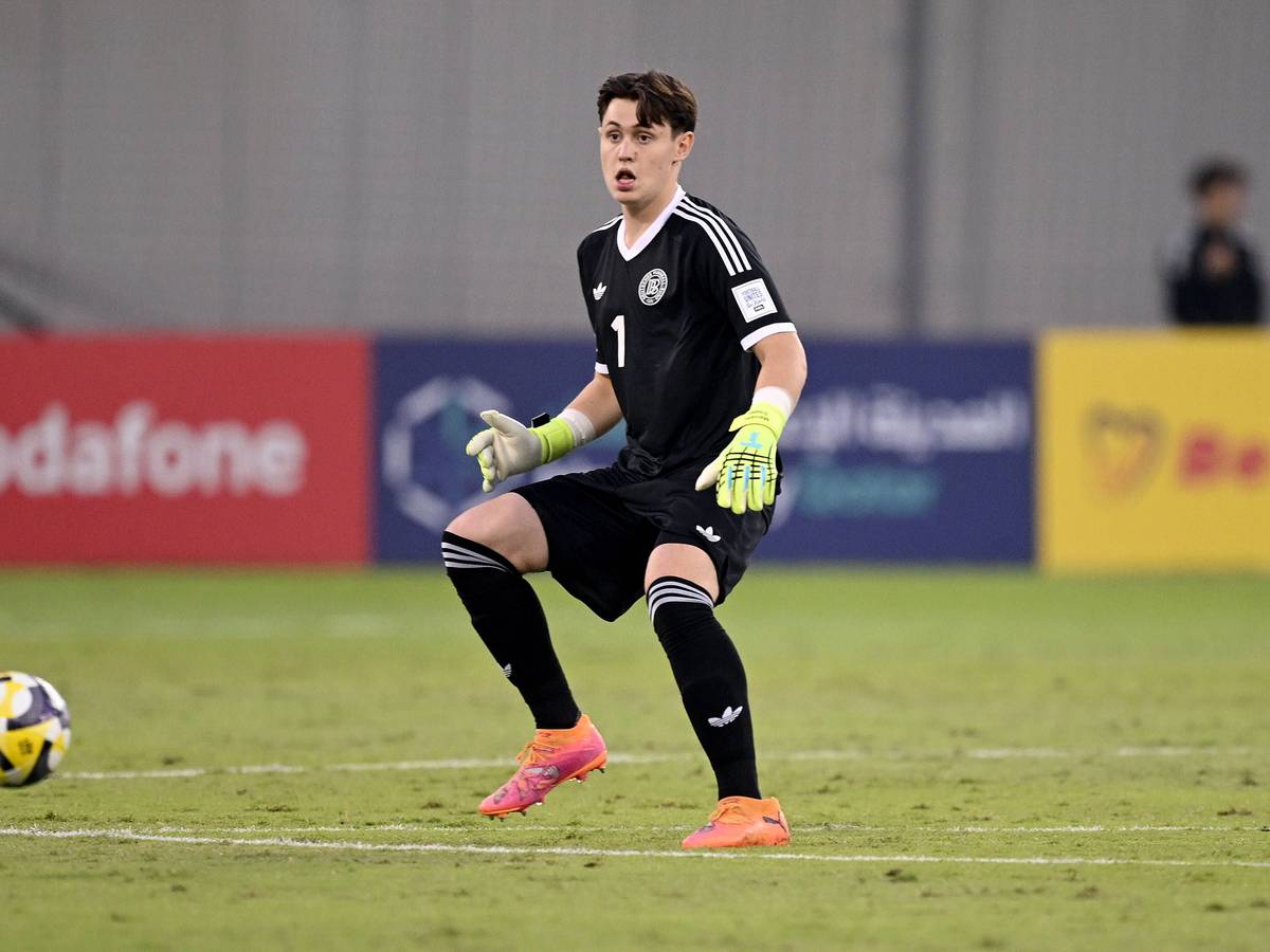 Marcello Trippel wartet auf einen Ball.