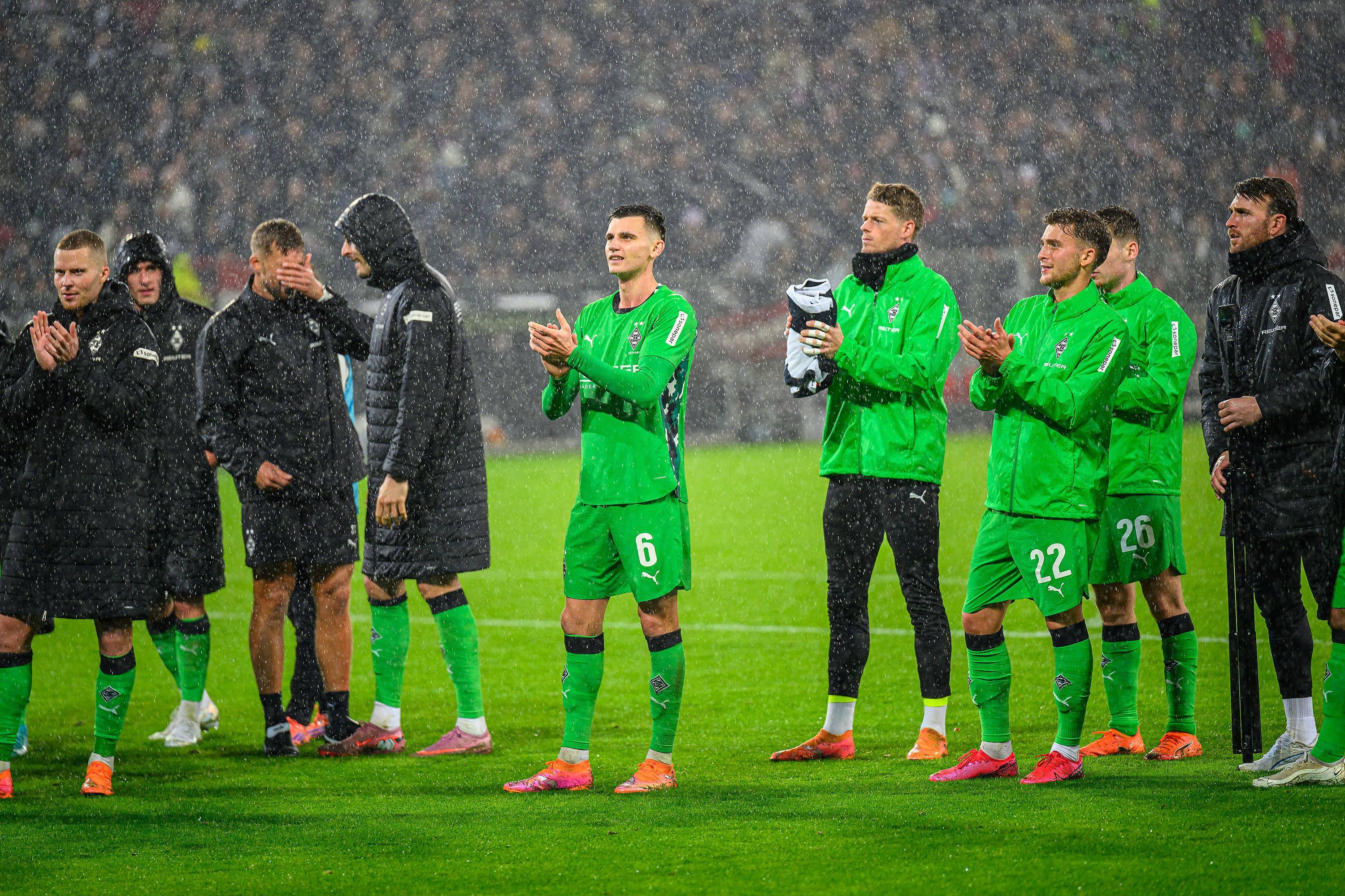 Die Profis von Borussia Mönchengladbach applaudieren ihren Fans.