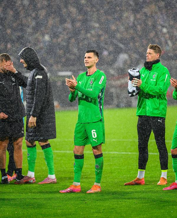Die Profis von Borussia Mönchengladbach applaudieren ihren Fans.