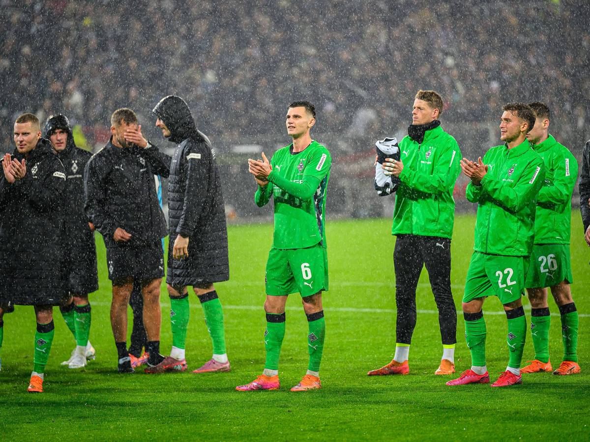 Die Profis von Borussia Mönchengladbach applaudieren ihren Fans.