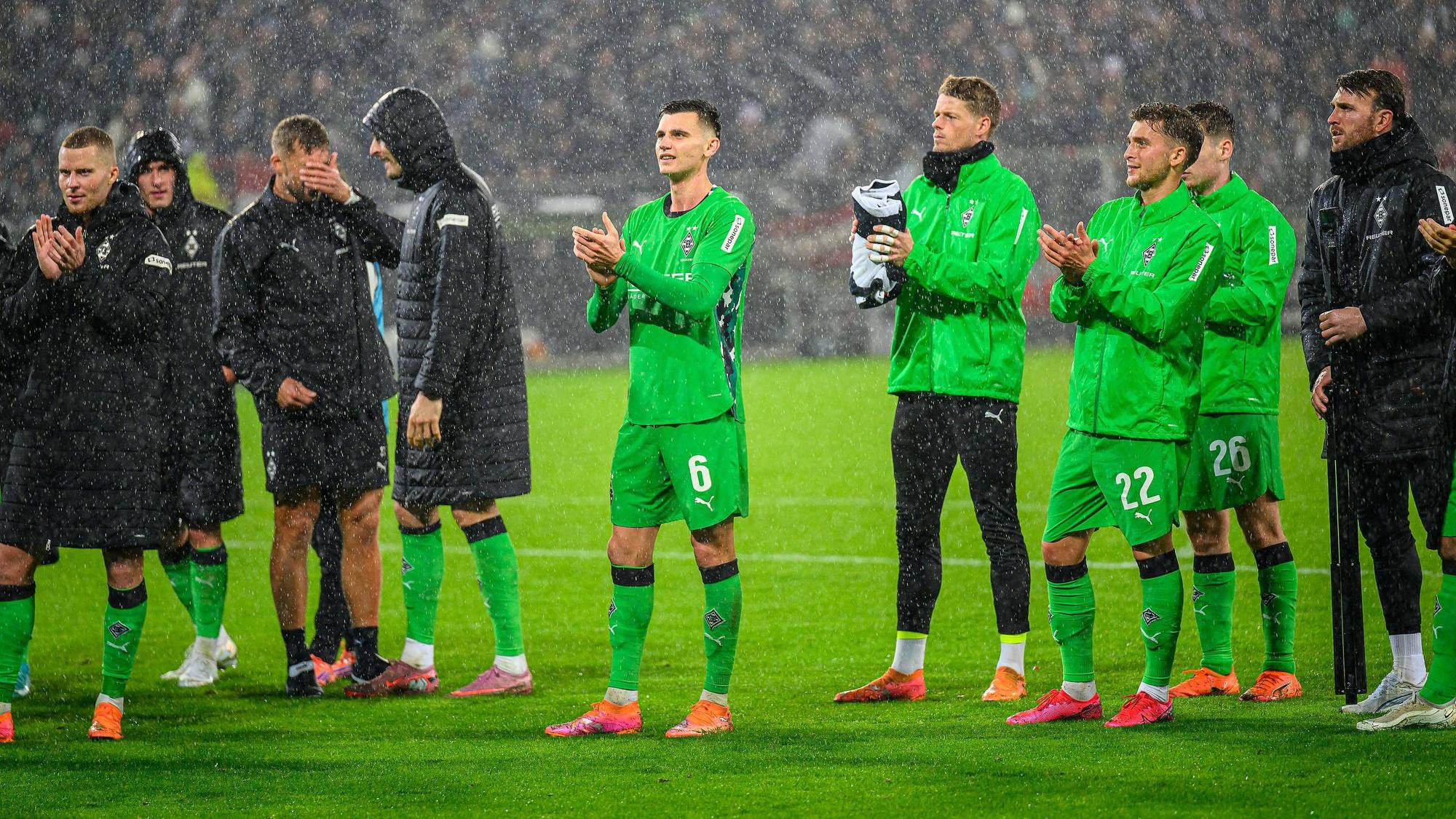 Die Profis von Borussia Mönchengladbach applaudieren ihren Fans.