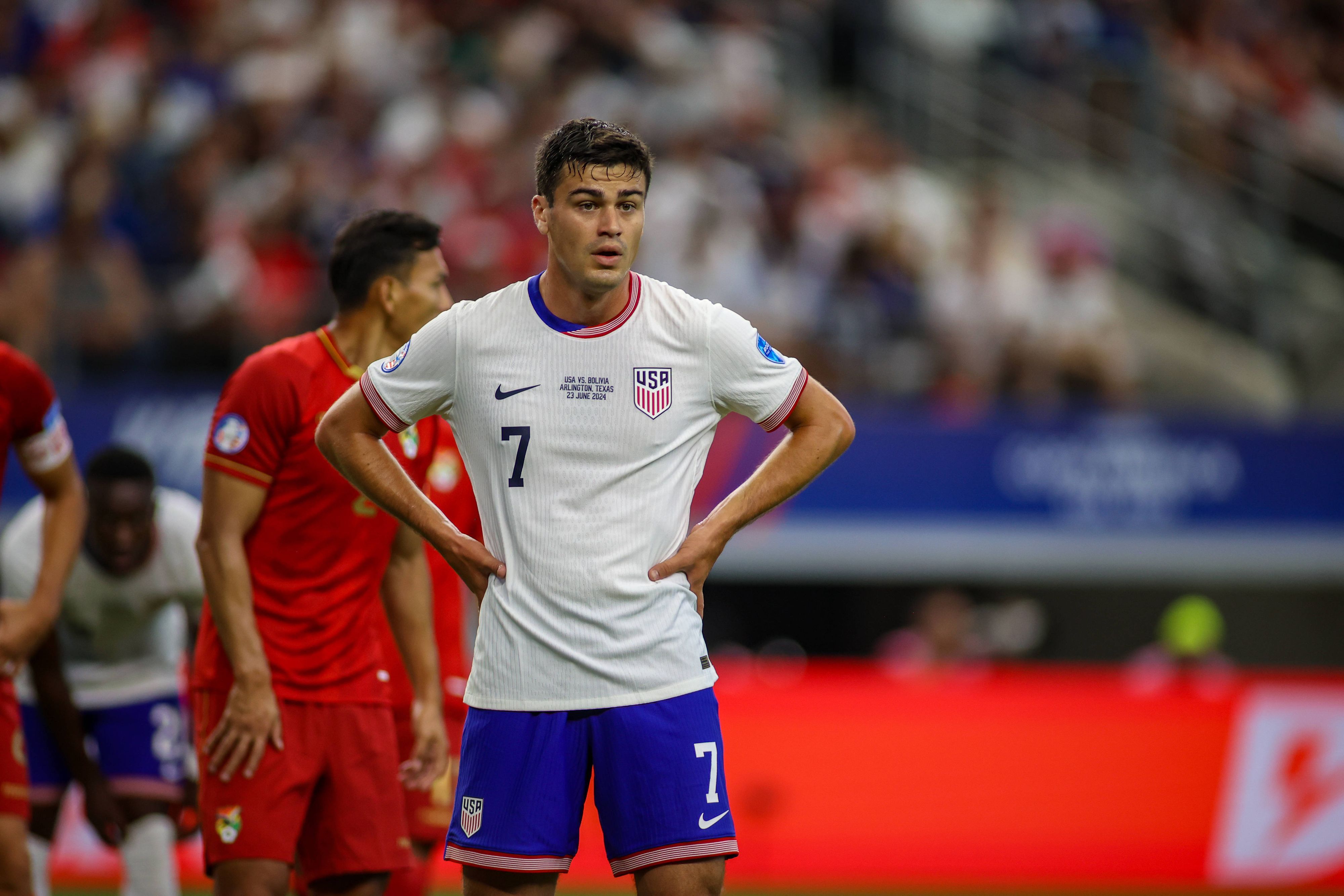 Giovanni Reyna steht bei einem Länderspiel der USA auf dem Platz.