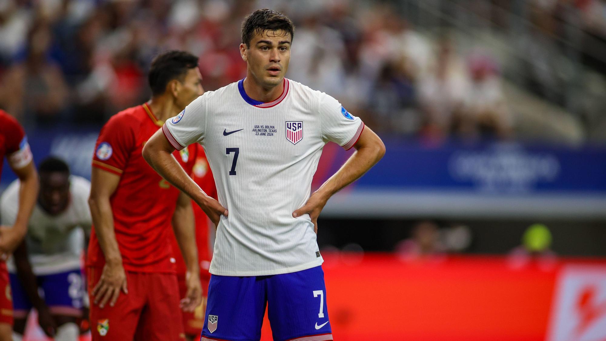 Giovanni Reyna steht bei einem Länderspiel der USA auf dem Platz.