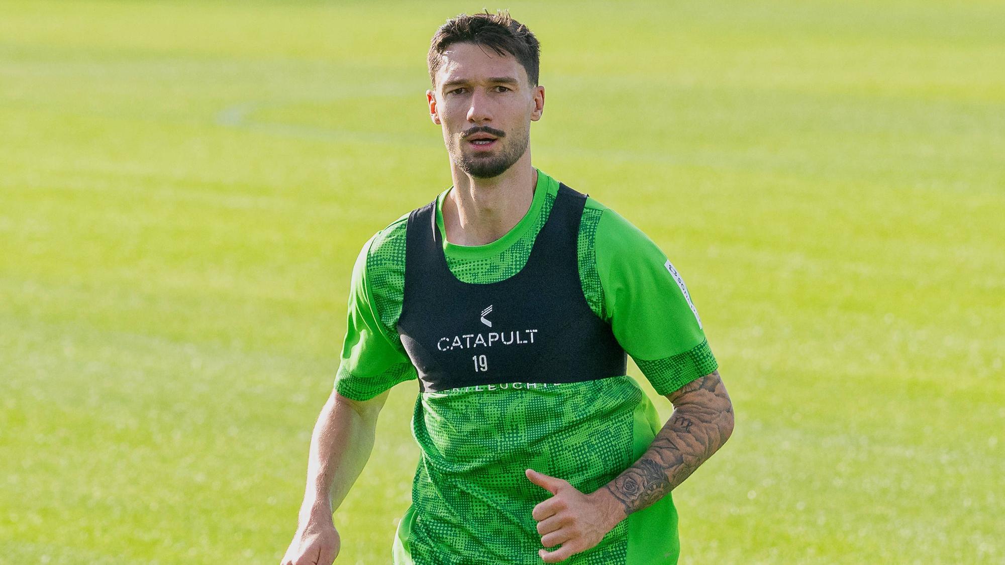 Tim Kleindienst steht bei Borussia Mönchengladbach auf dem Trainingsplatz.