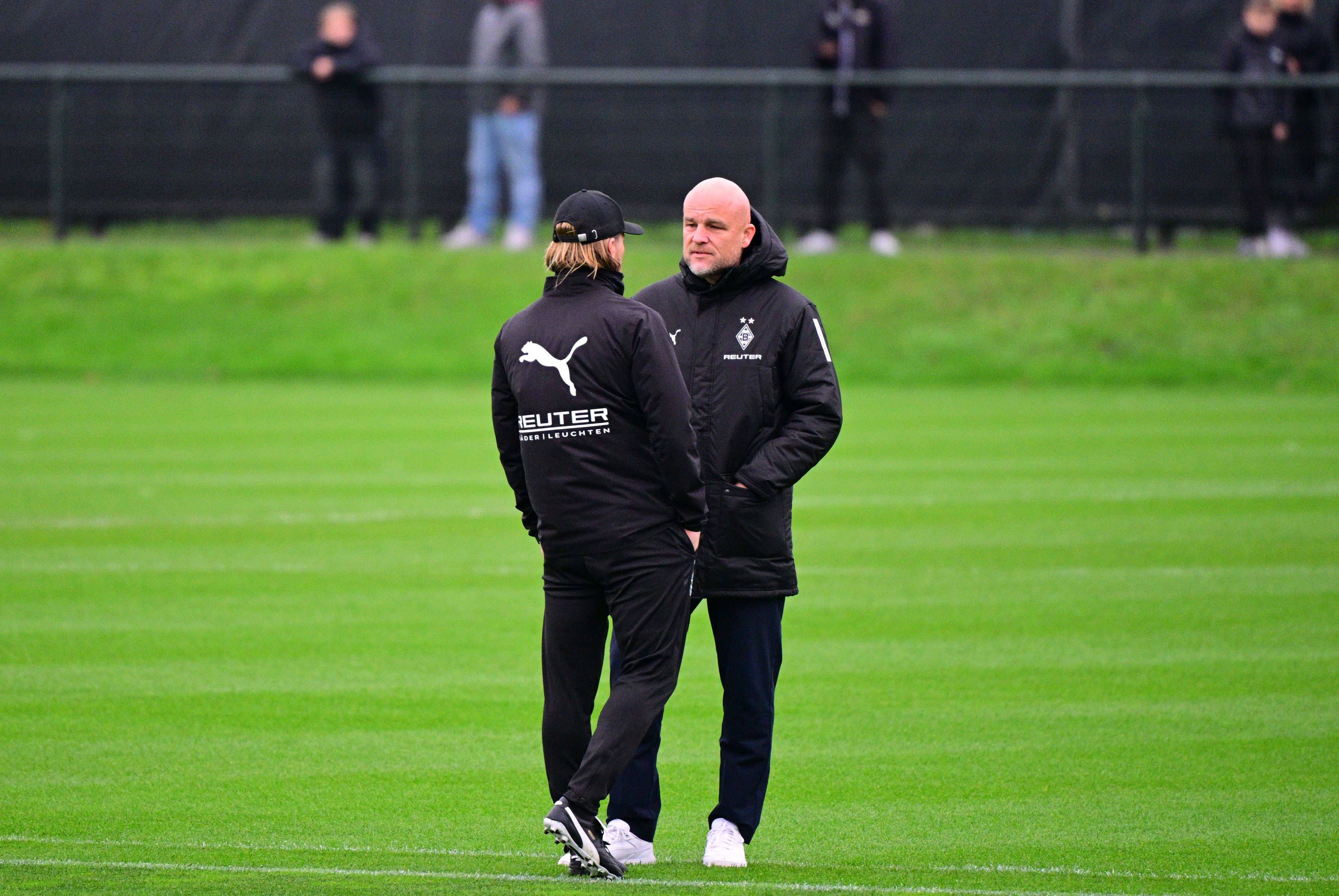 Rouven Schröder und Eugen Polanski sprechen im Training miteinander.