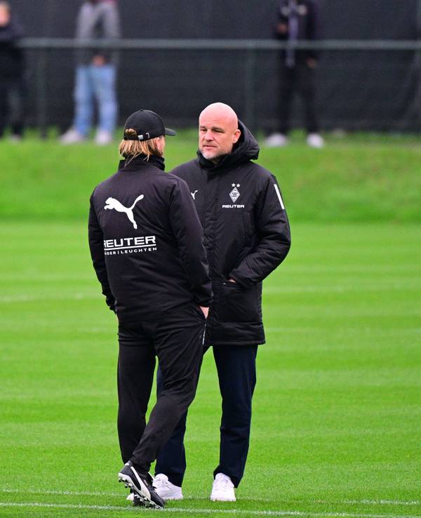 Rouven Schröder und Eugen Polanski sprechen im Training miteinander.