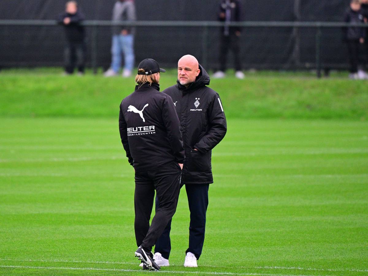 Rouven Schröder und Eugen Polanski sprechen im Training miteinander.