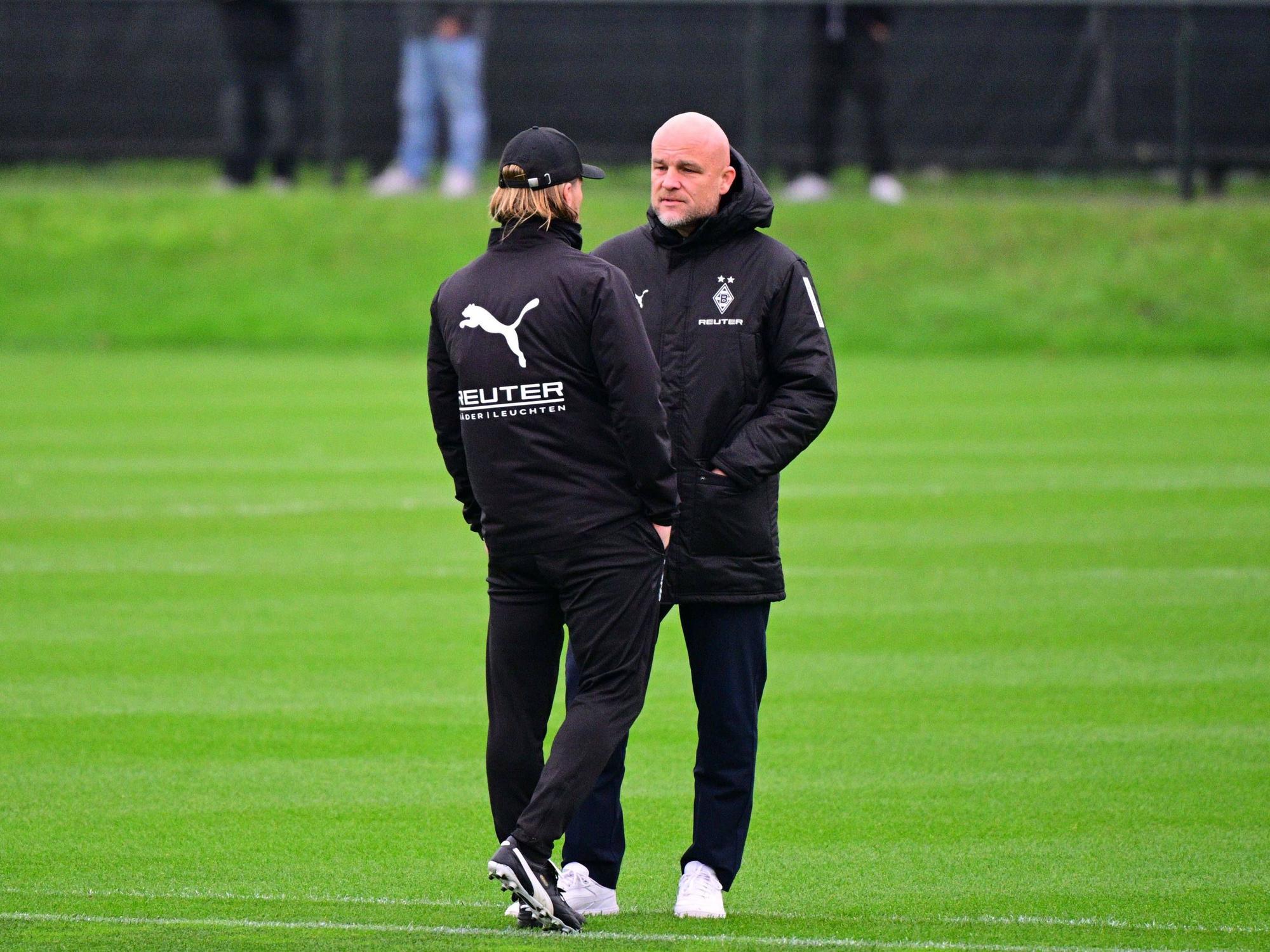 Rouven Schröder und Eugen Polanski sprechen im Training miteinander.