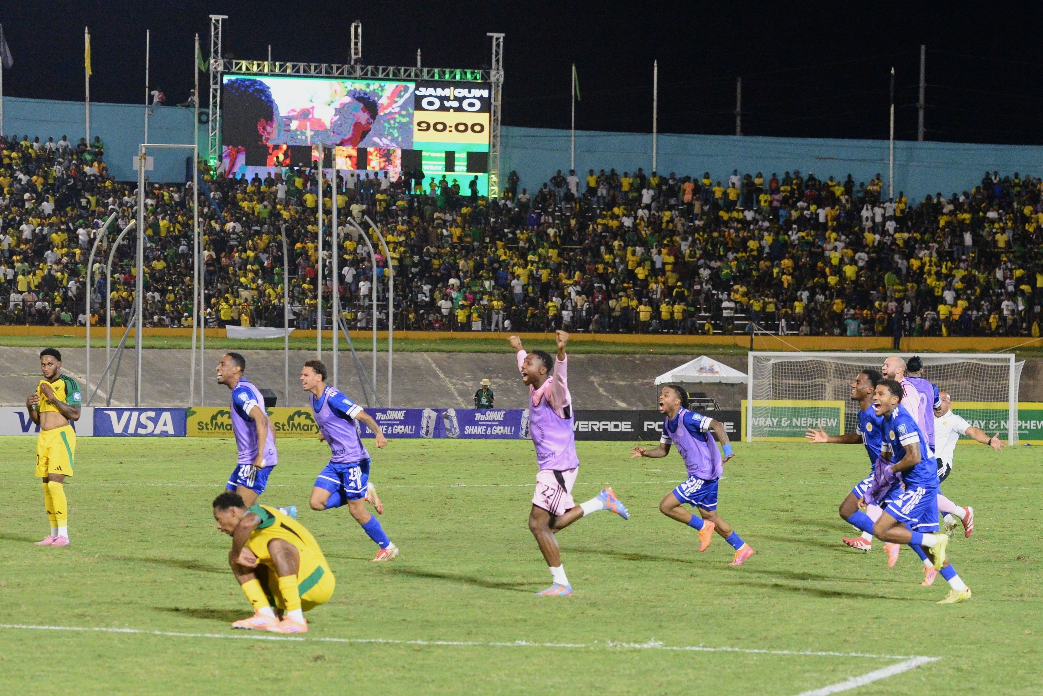 Die Ersatzspieler von Curacao feiern mit ihren Teamkollegen die Teilnahme an der Weltmeisterschaft 2026.