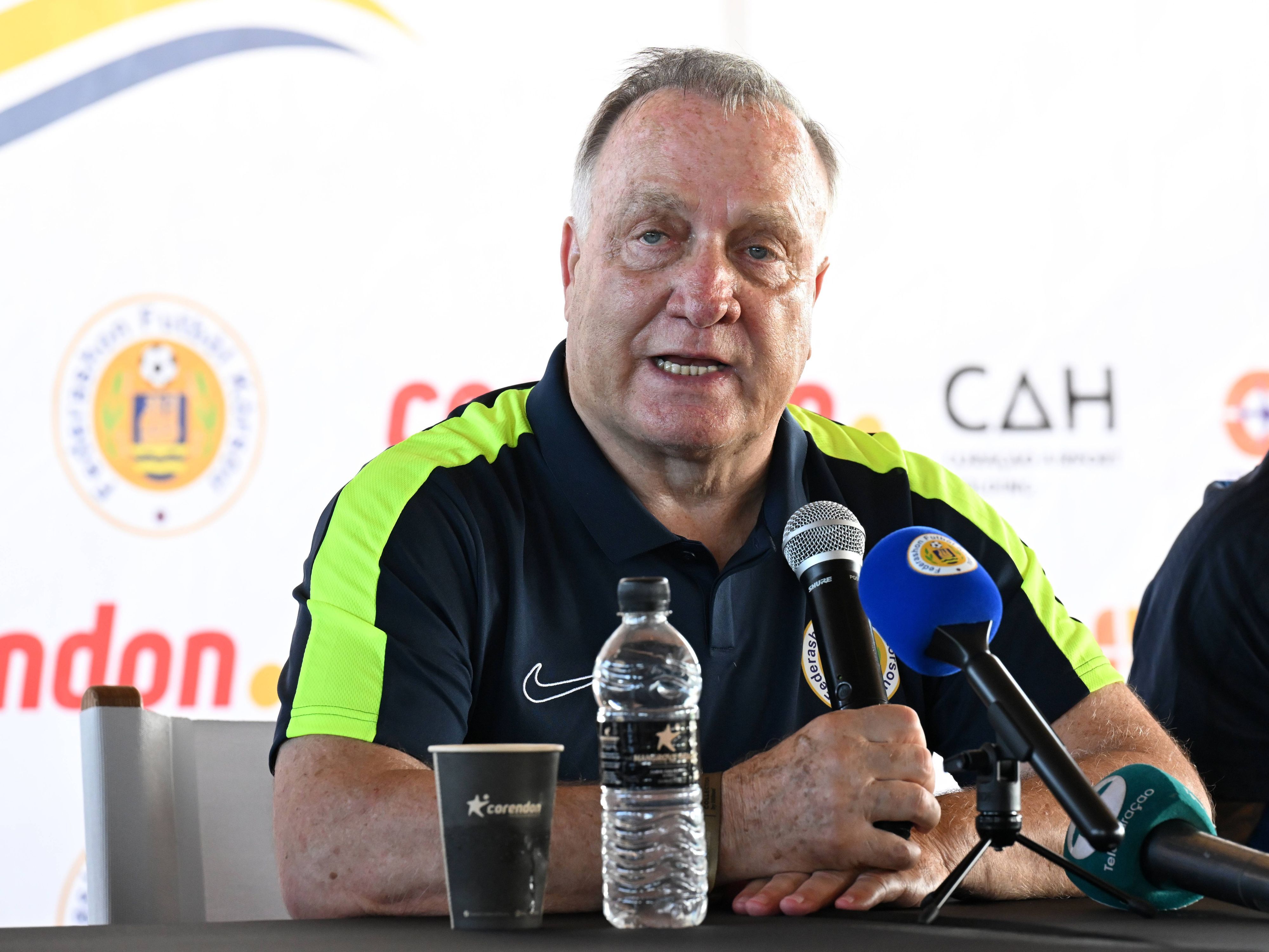 Dick Advocaat spricht auf einer Pressekonferenz.