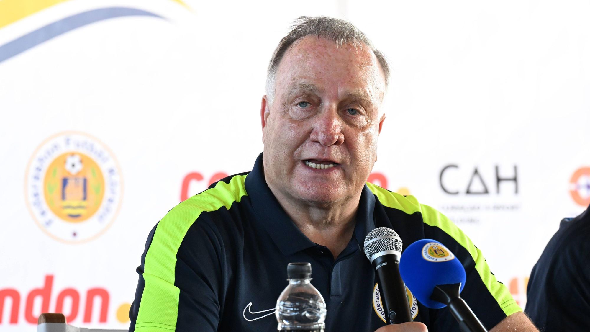 Dick Advocaat spricht auf einer Pressekonferenz.