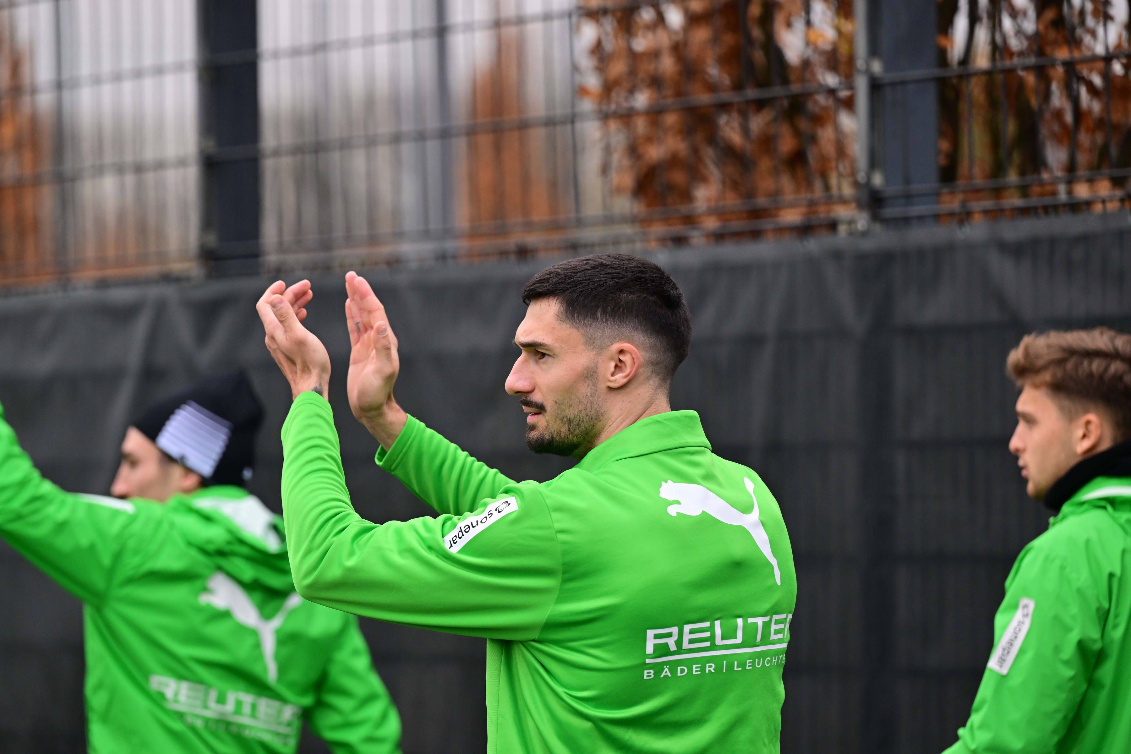 Tim Kleindienst klatscht in seine Hände.