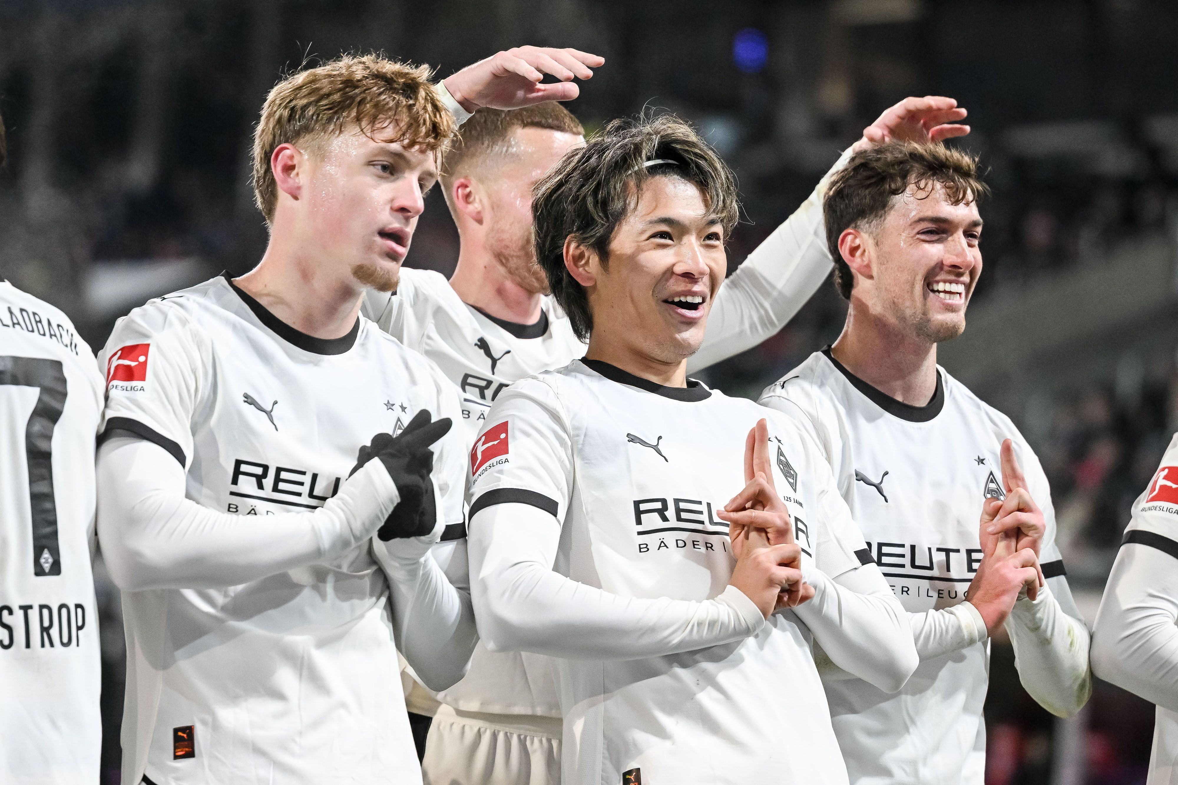 Die Borussia-Profis jubeln gemeinsam beim 3:0-Sieg in Heidenheim.