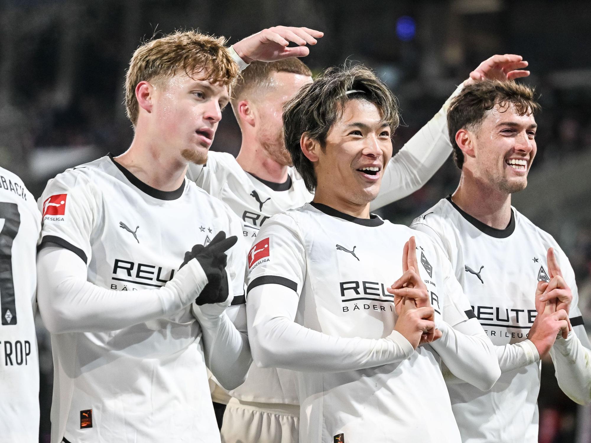 Die Borussia-Profis jubeln gemeinsam beim 3:0-Sieg in Heidenheim.