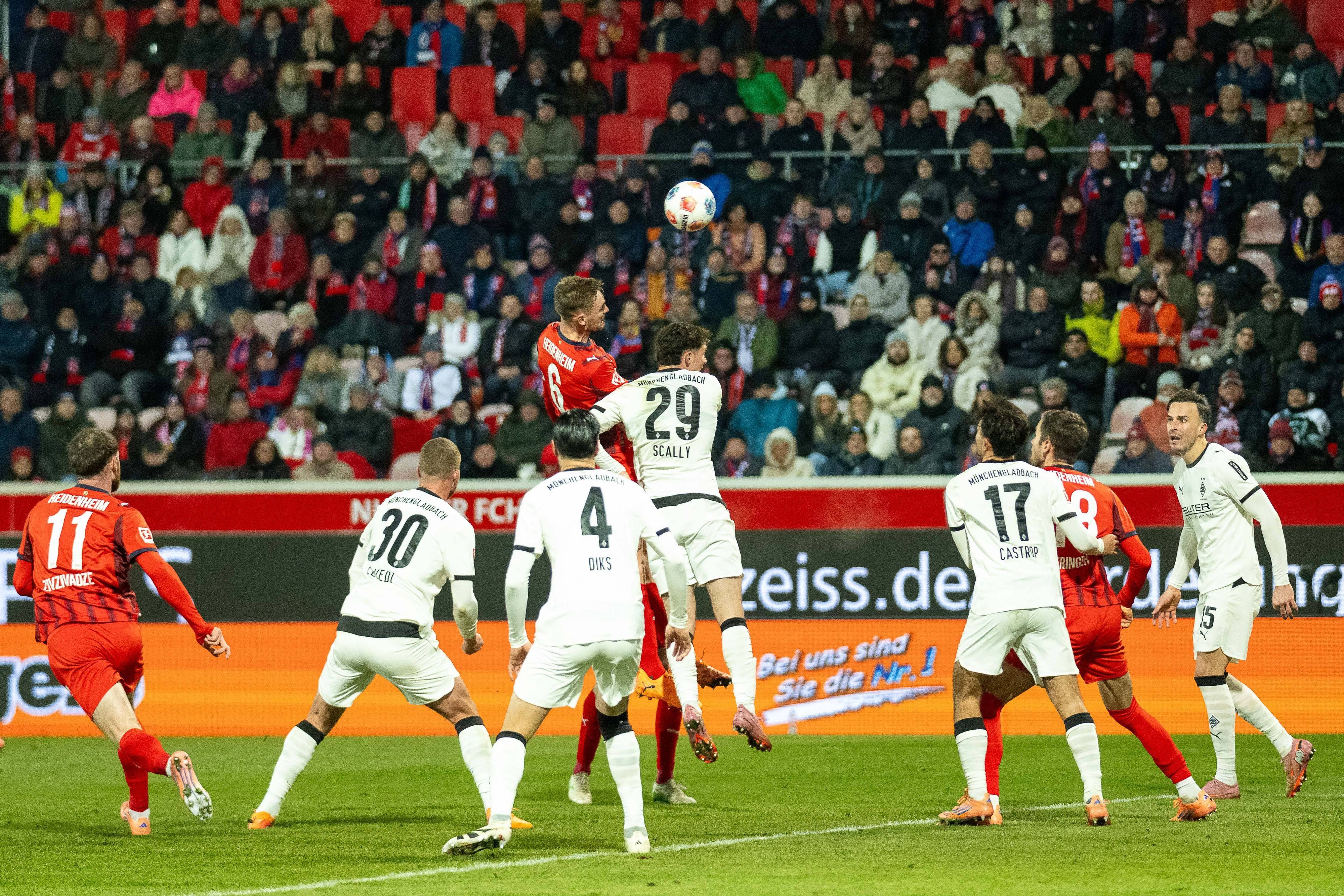 Joe Scally von Borussia Mönchengladbach im Kopfballduell bei einem Fußballspiel