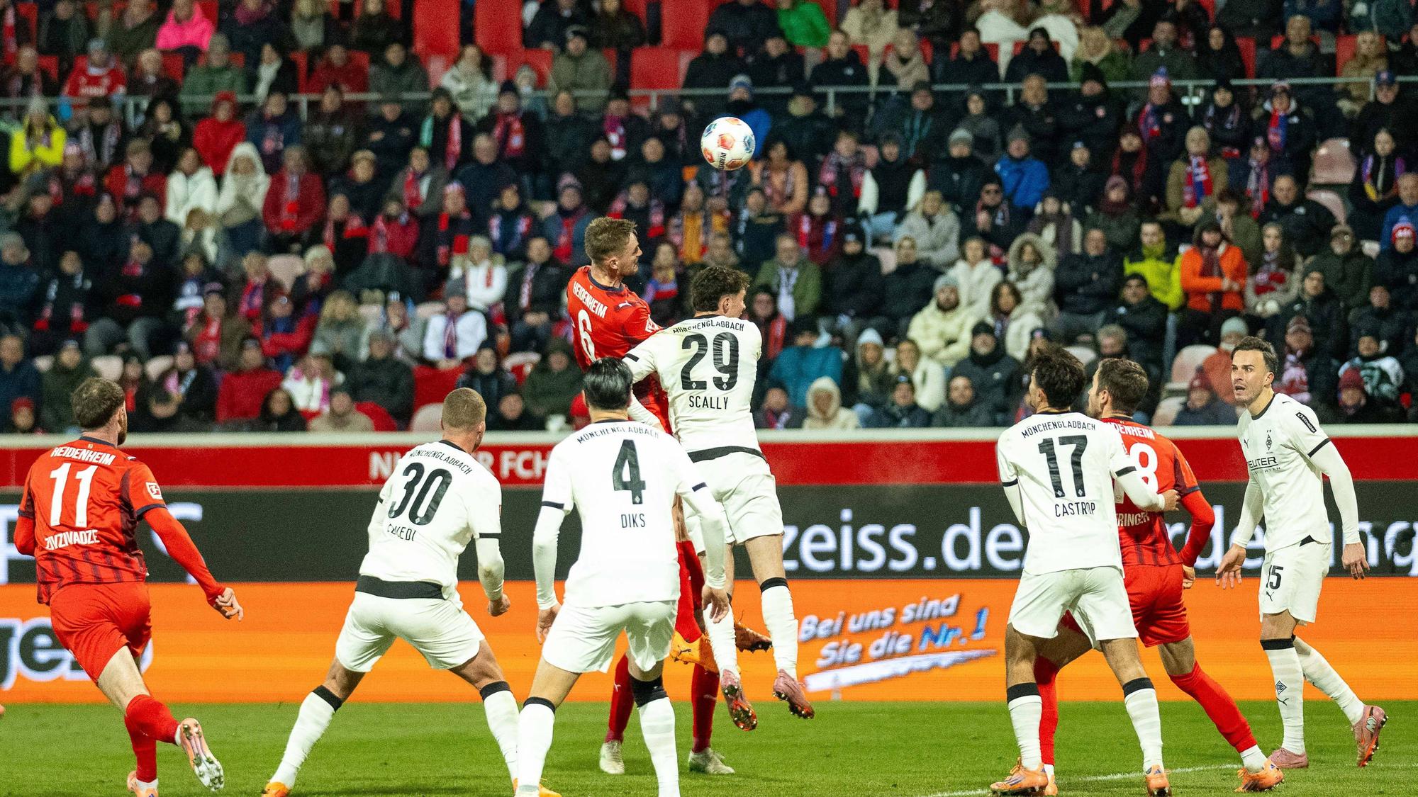 Joe Scally von Borussia Mönchengladbach im Kopfballduell bei einem Fußballspiel