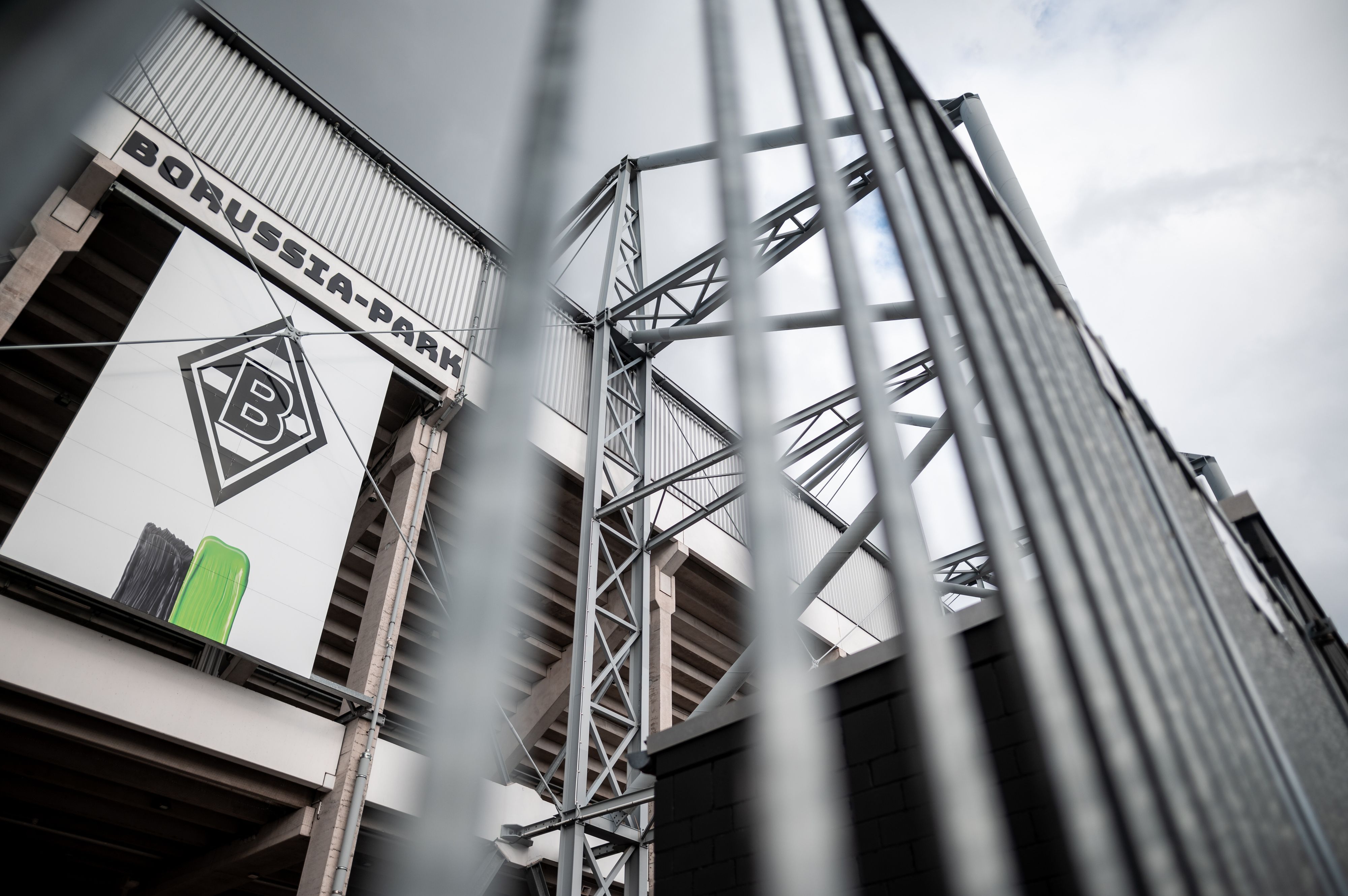 Ein Blick von außen auf den Borussia-Park mit dem Logo von Borussia Mönchengladbach.