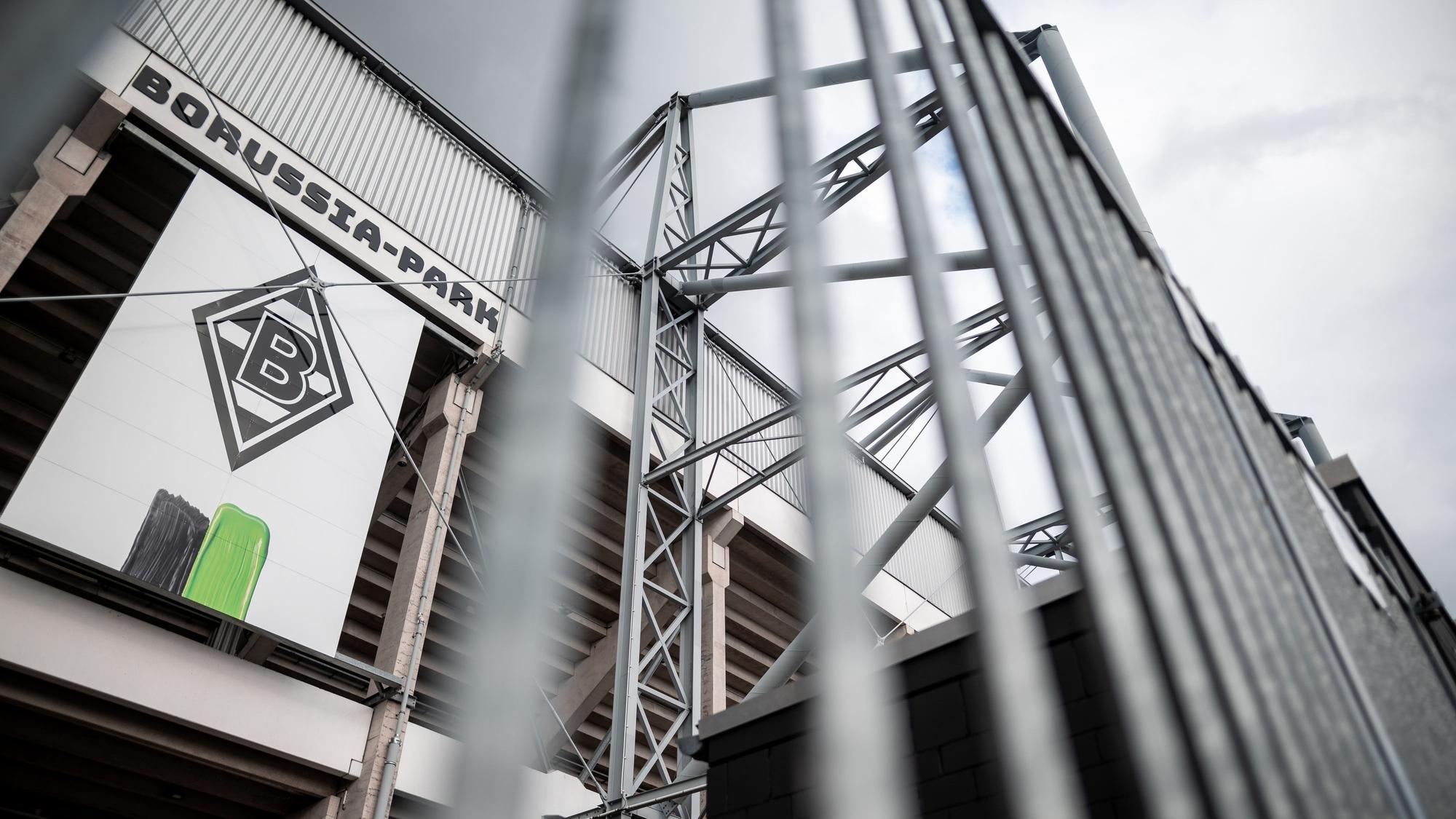 Ein Blick von außen auf den Borussia-Park mit dem Logo von Borussia Mönchengladbach.
