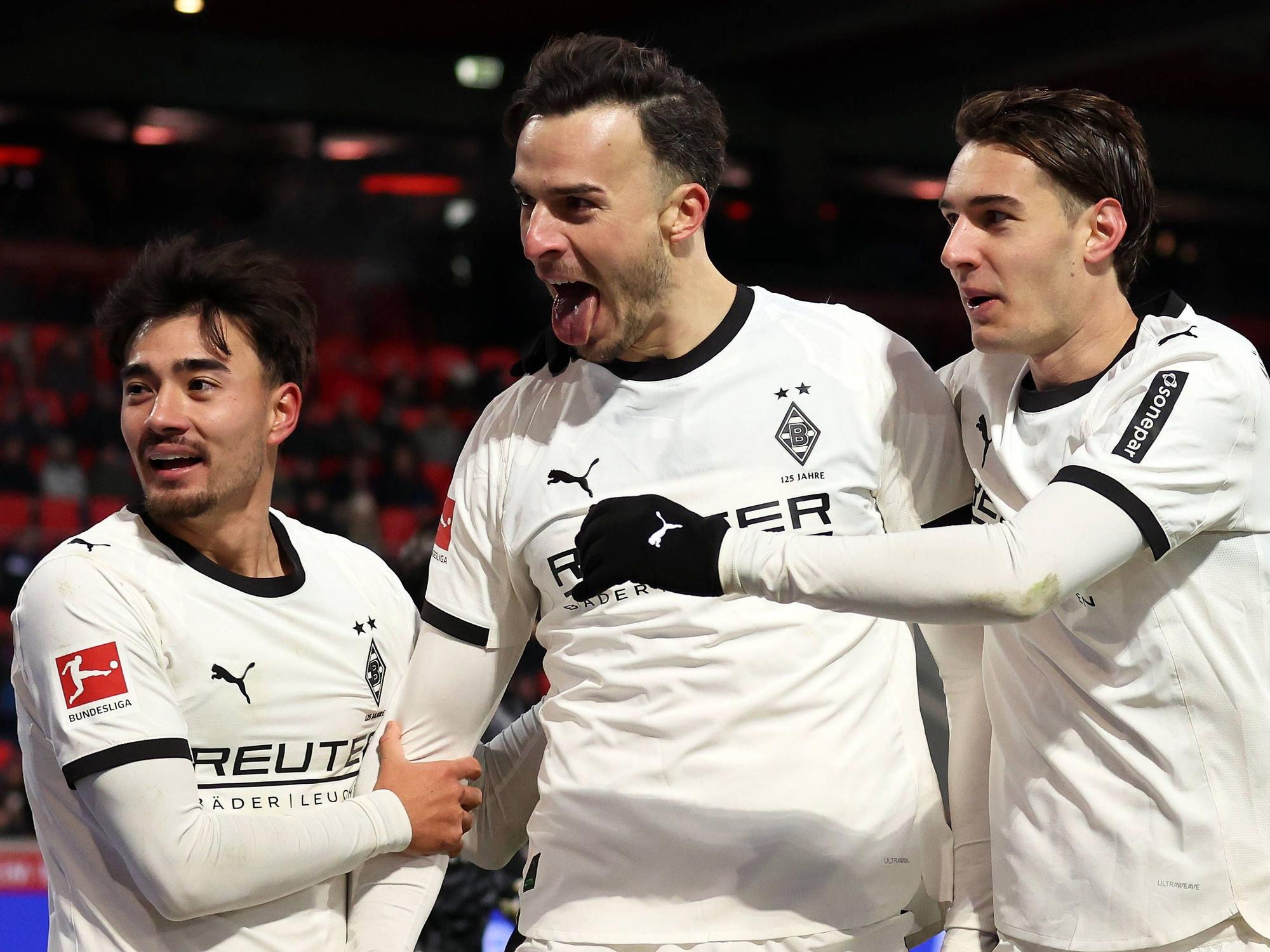 Haris Tabakovic jubelt mit Florian Neuhaus und Jens Catrop über ein Tor.
