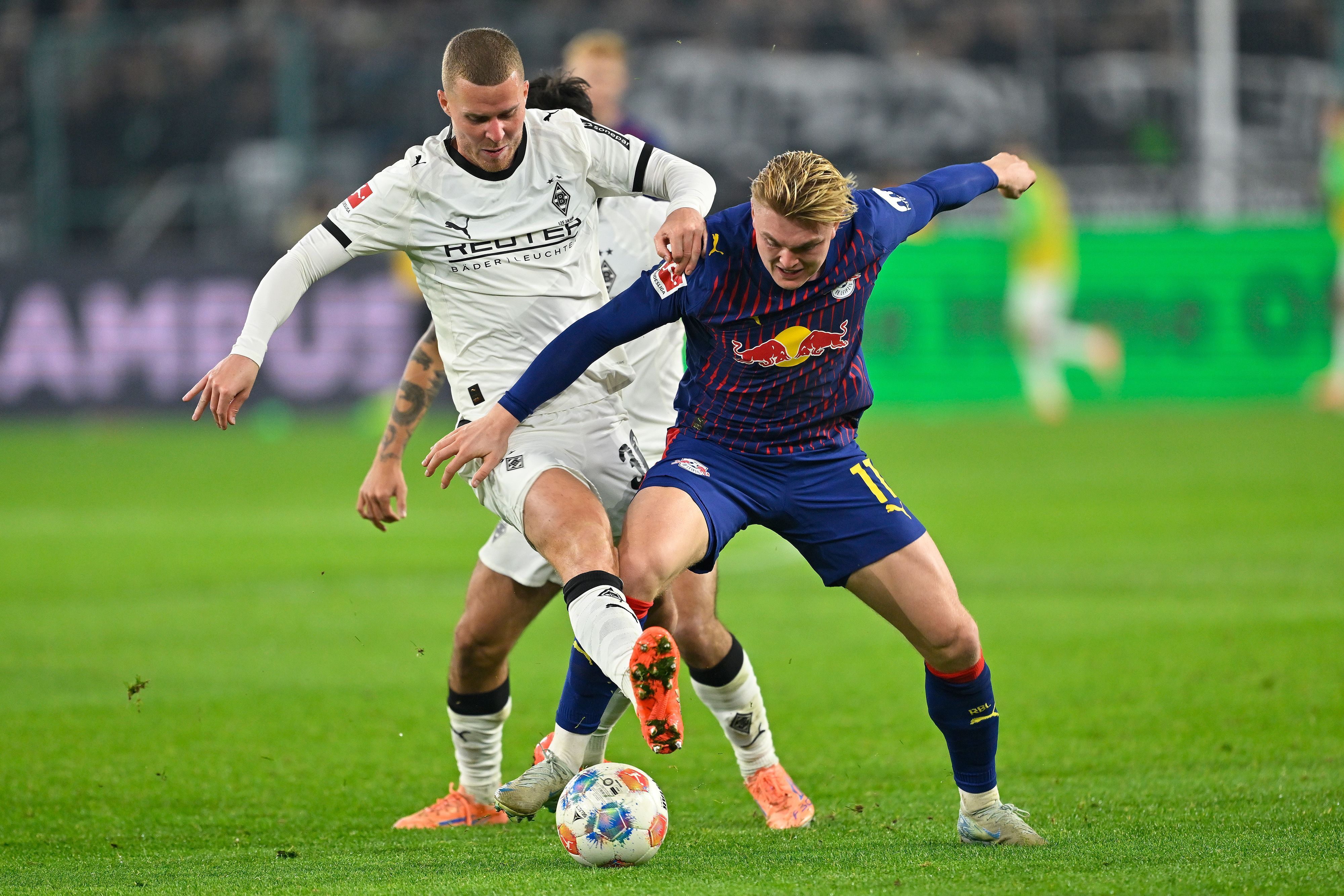 Nico Elvedi von Borussia Mönchengladbach im Zweikampf mit Leipzig Conrad Harder.