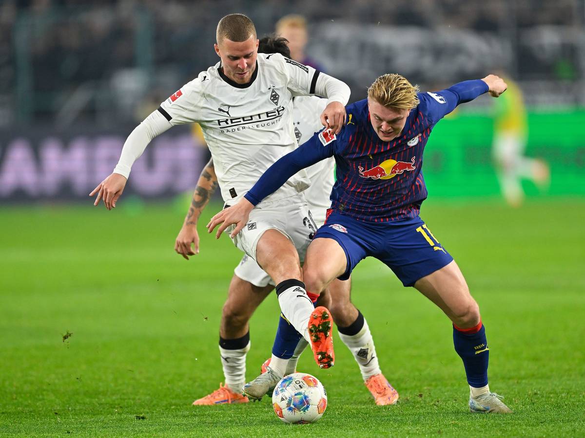 Nico Elvedi von Borussia Mönchengladbach im Zweikampf mit Leipzig Conrad Harder.