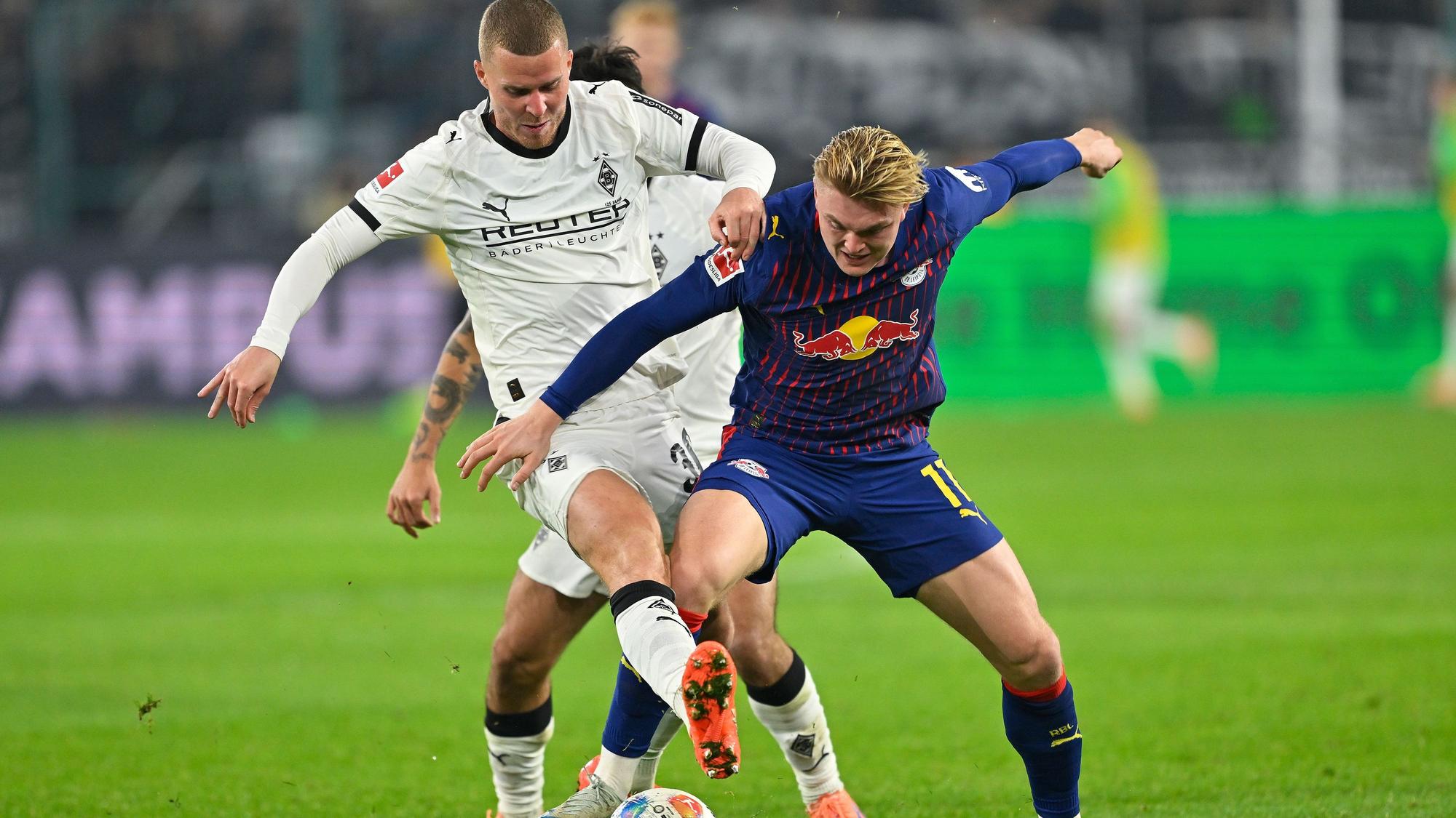Nico Elvedi von Borussia Mönchengladbach im Zweikampf mit Leipzig Conrad Harder.
