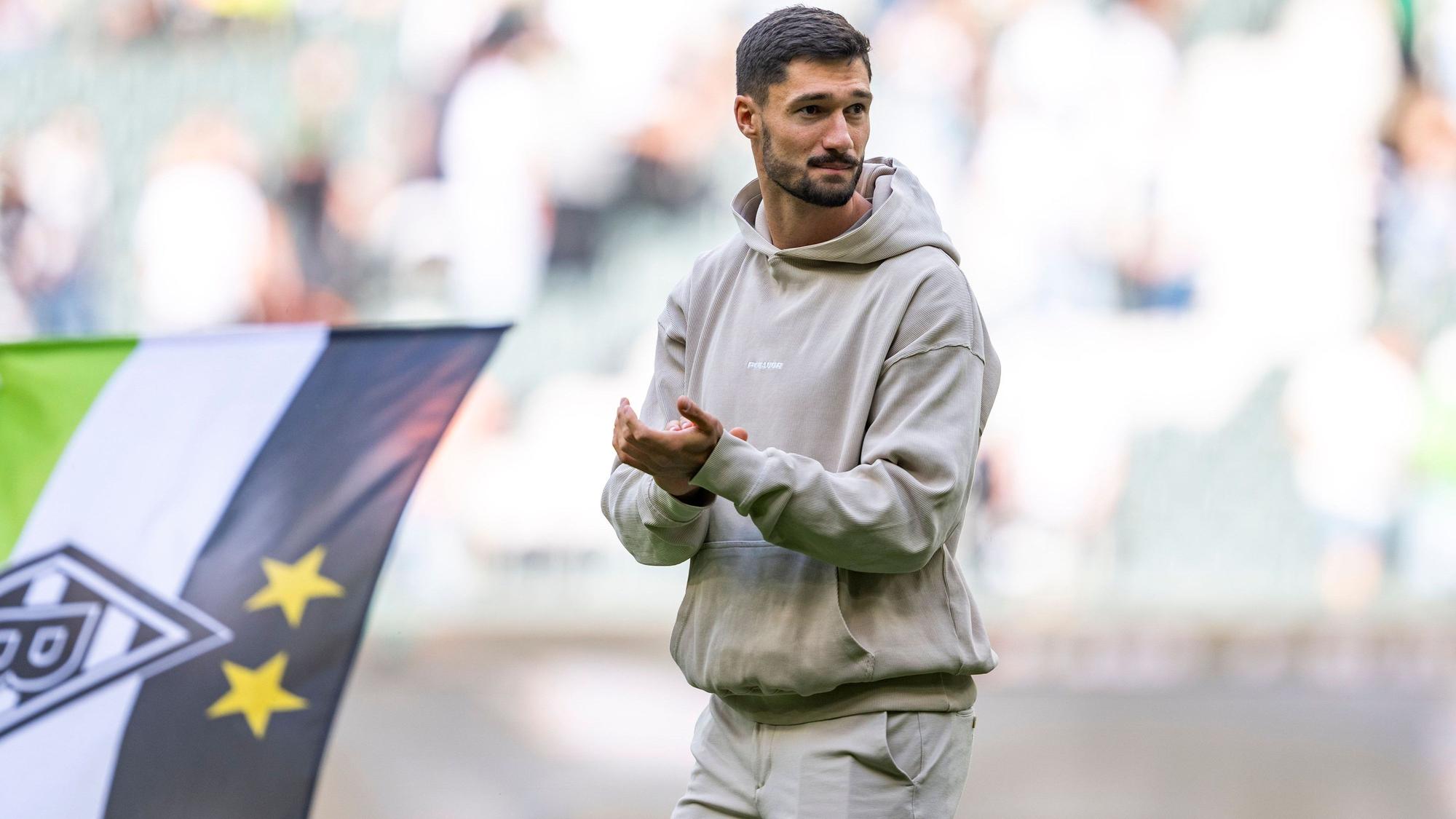 Gladbachs Stürmer Tim Kleindienst bedankt sich bei den Fans.