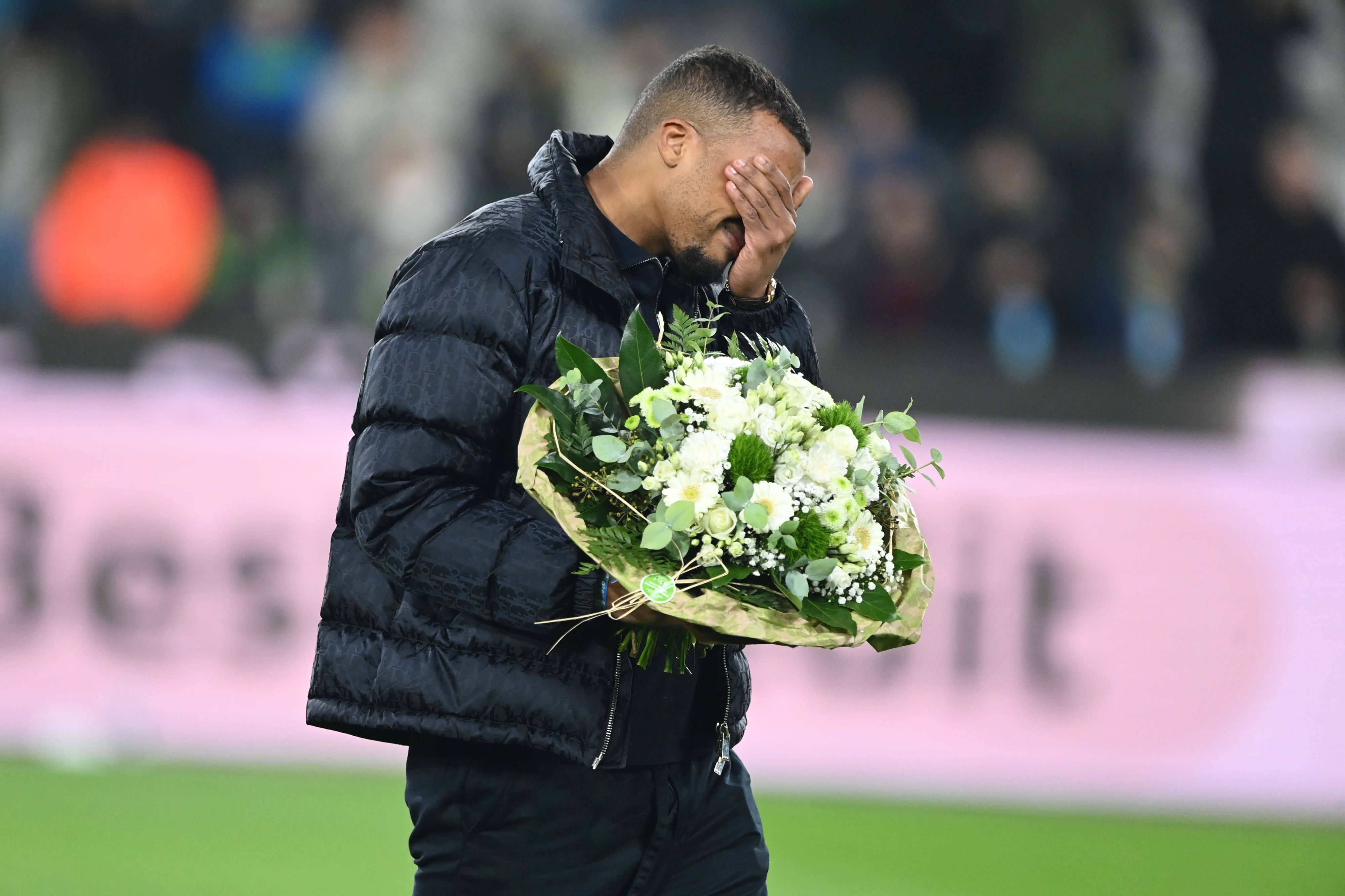 Alassane Plea wischt sich über die Augen.