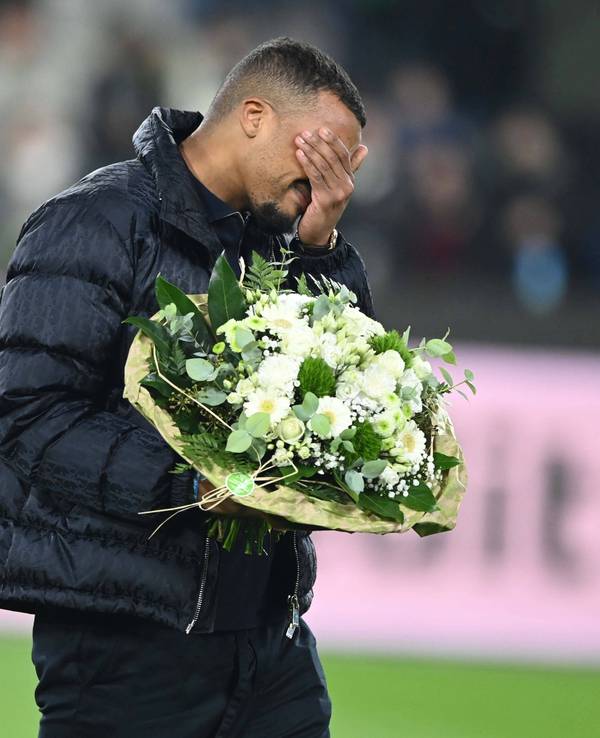 Alassane Plea wischt sich über die Augen.