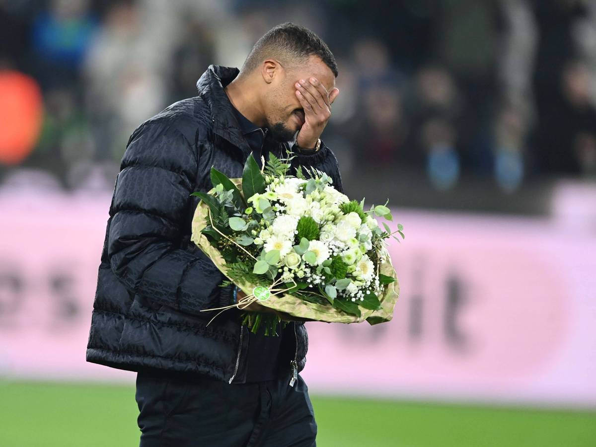 Alassane Plea wischt sich über die Augen.