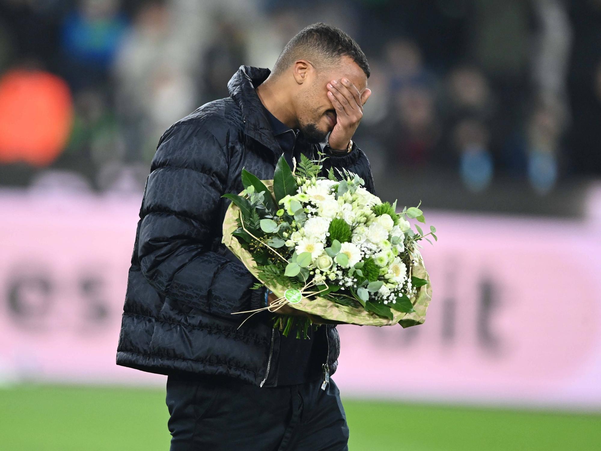 Alassane Plea wischt sich über die Augen.