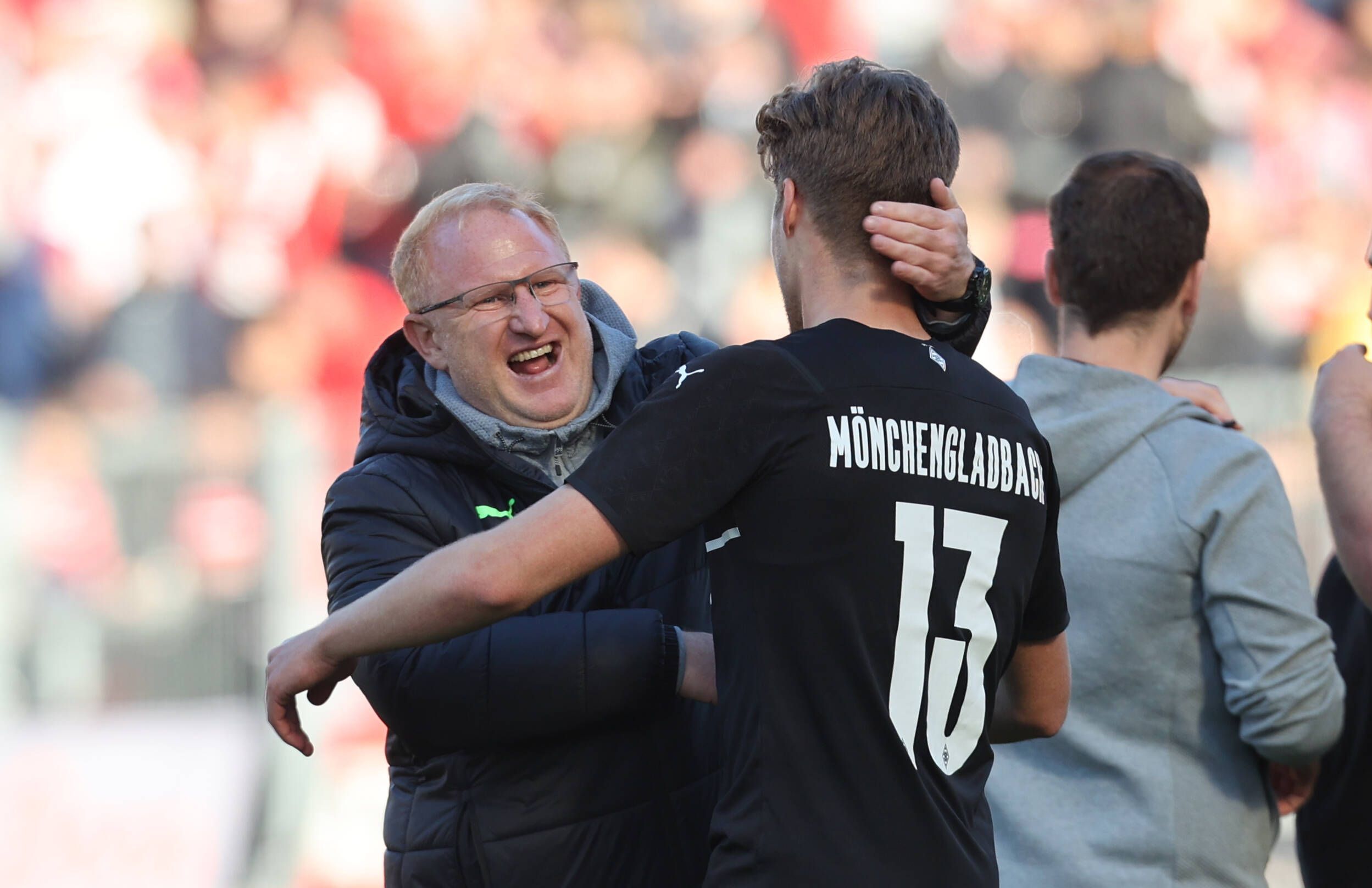 Heiko Vogel jubelt nach dem Abpfiff mit dem Gladbacher Torschützen Michael Wentzel.