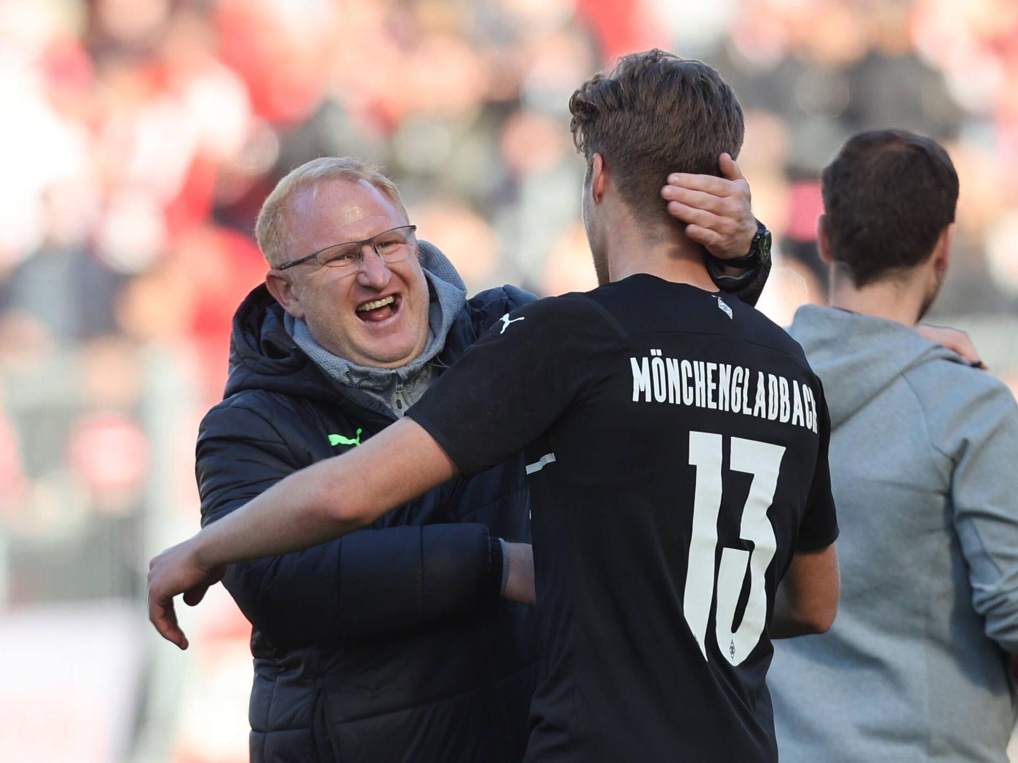 Heiko Vogel jubelt nach dem Abpfiff mit dem Gladbacher Torschützen Michael Wentzel.