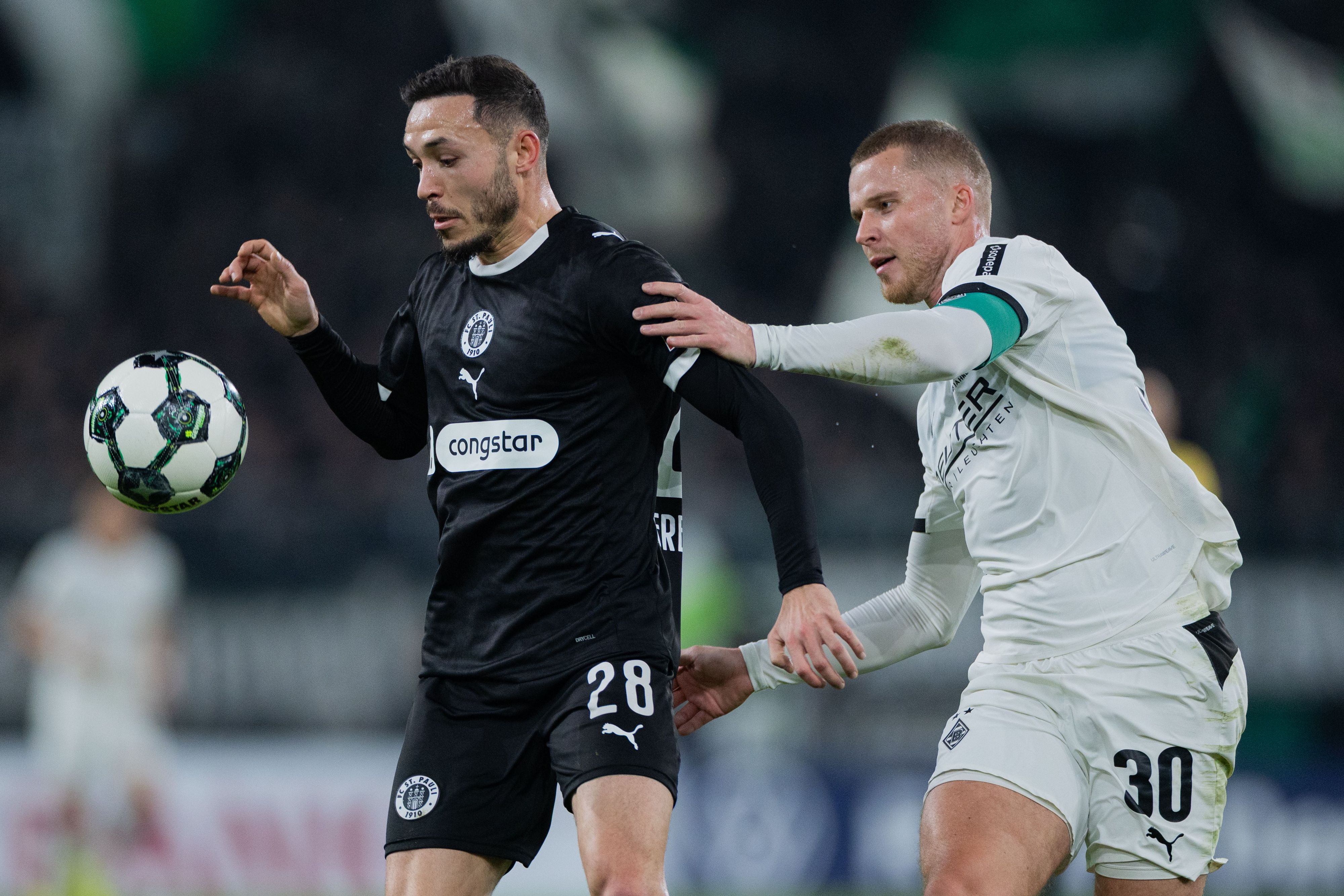 Nico Elvedi (r.) und Mathias Pereira Lage im Kampf um den Ball.