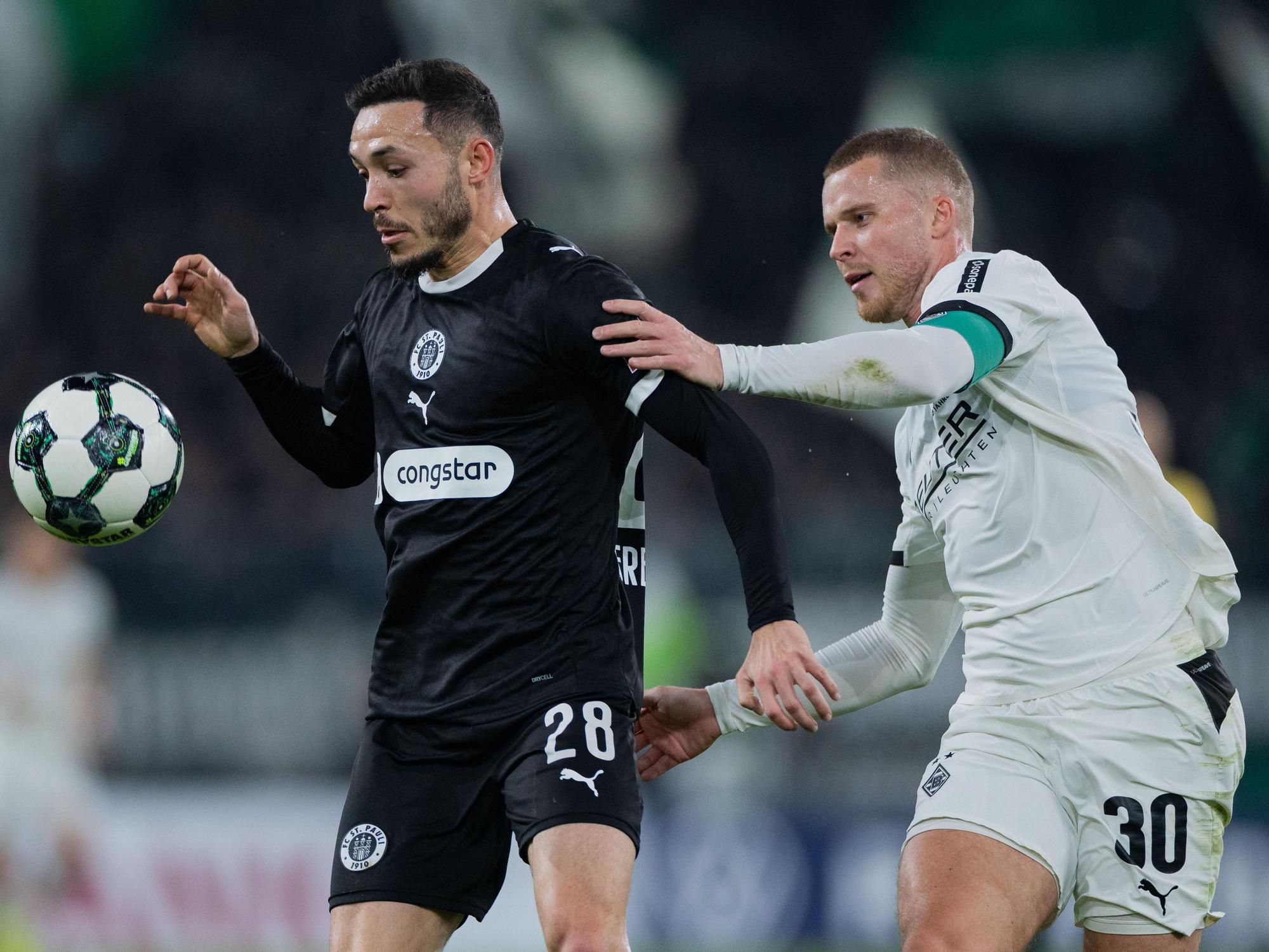 Nico Elvedi (r.) und Mathias Pereira Lage im Kampf um den Ball.