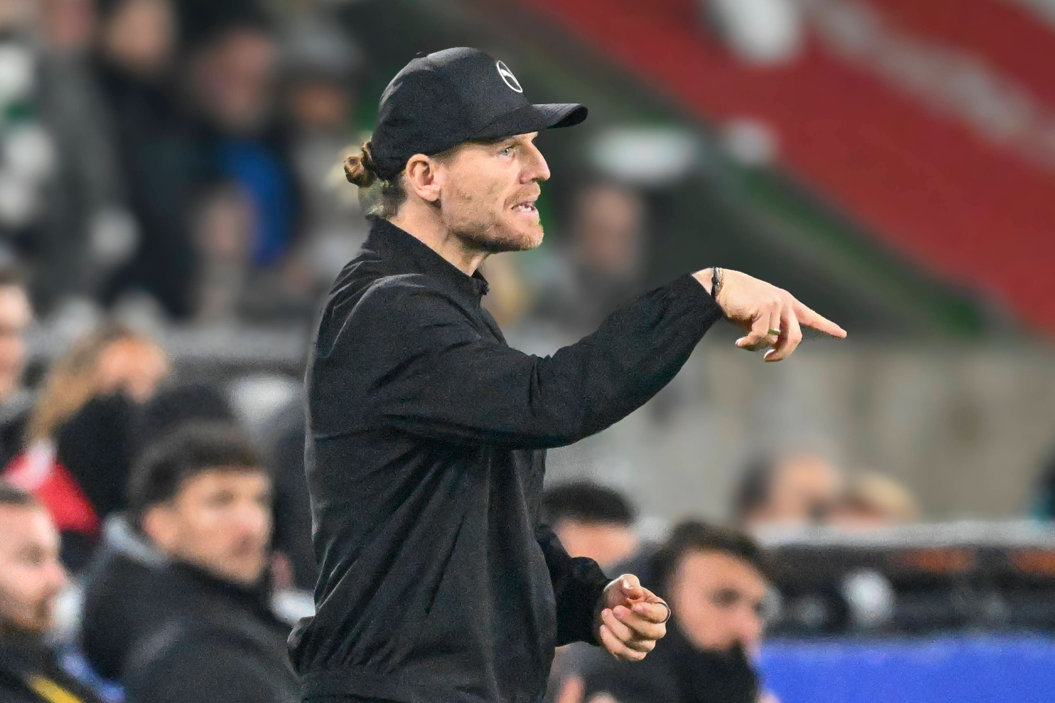 Trainer Eugen Polanski an der Seitenlinie am Gestikulieren.