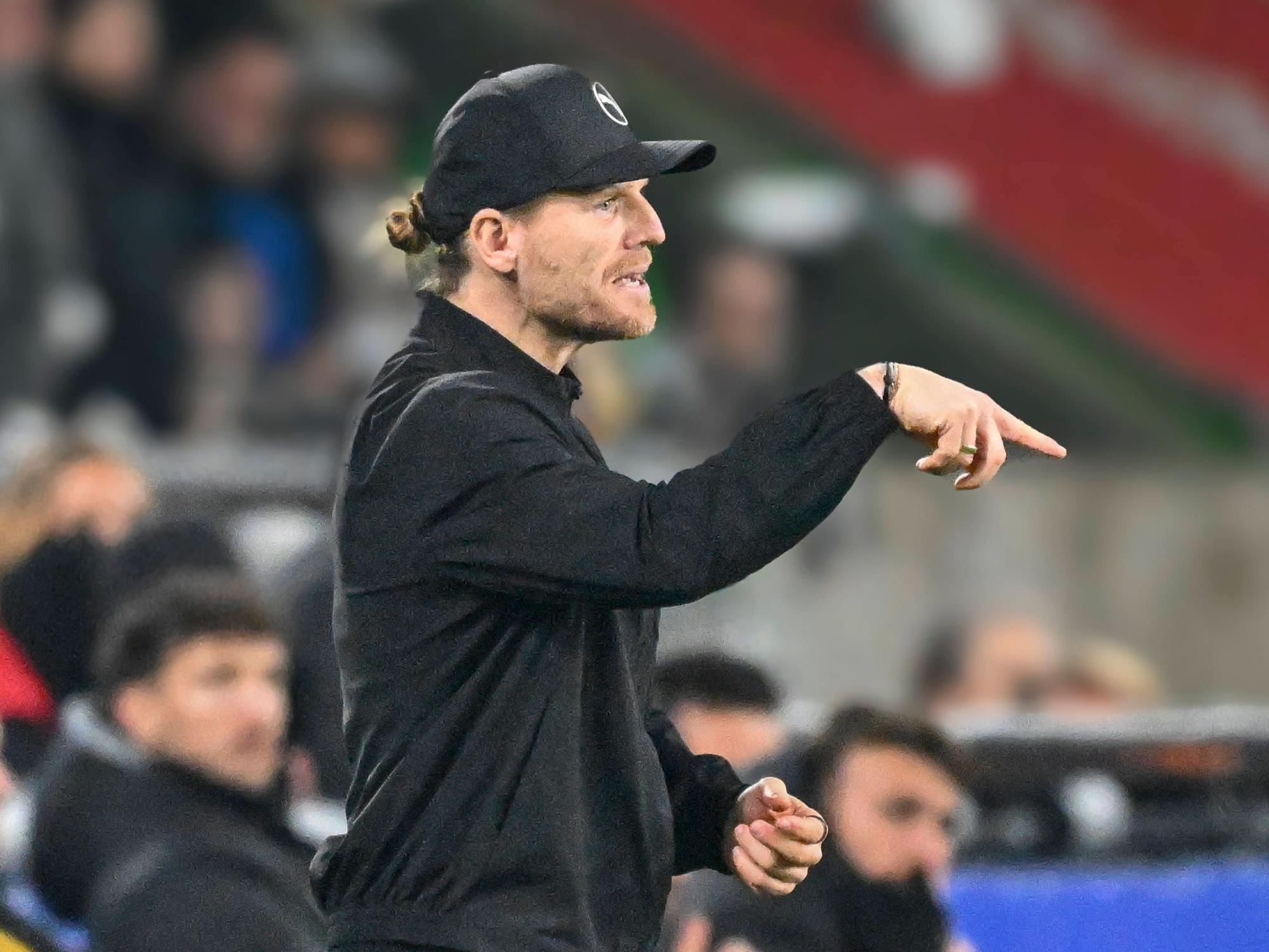 Trainer Eugen Polanski an der Seitenlinie am Gestikulieren.