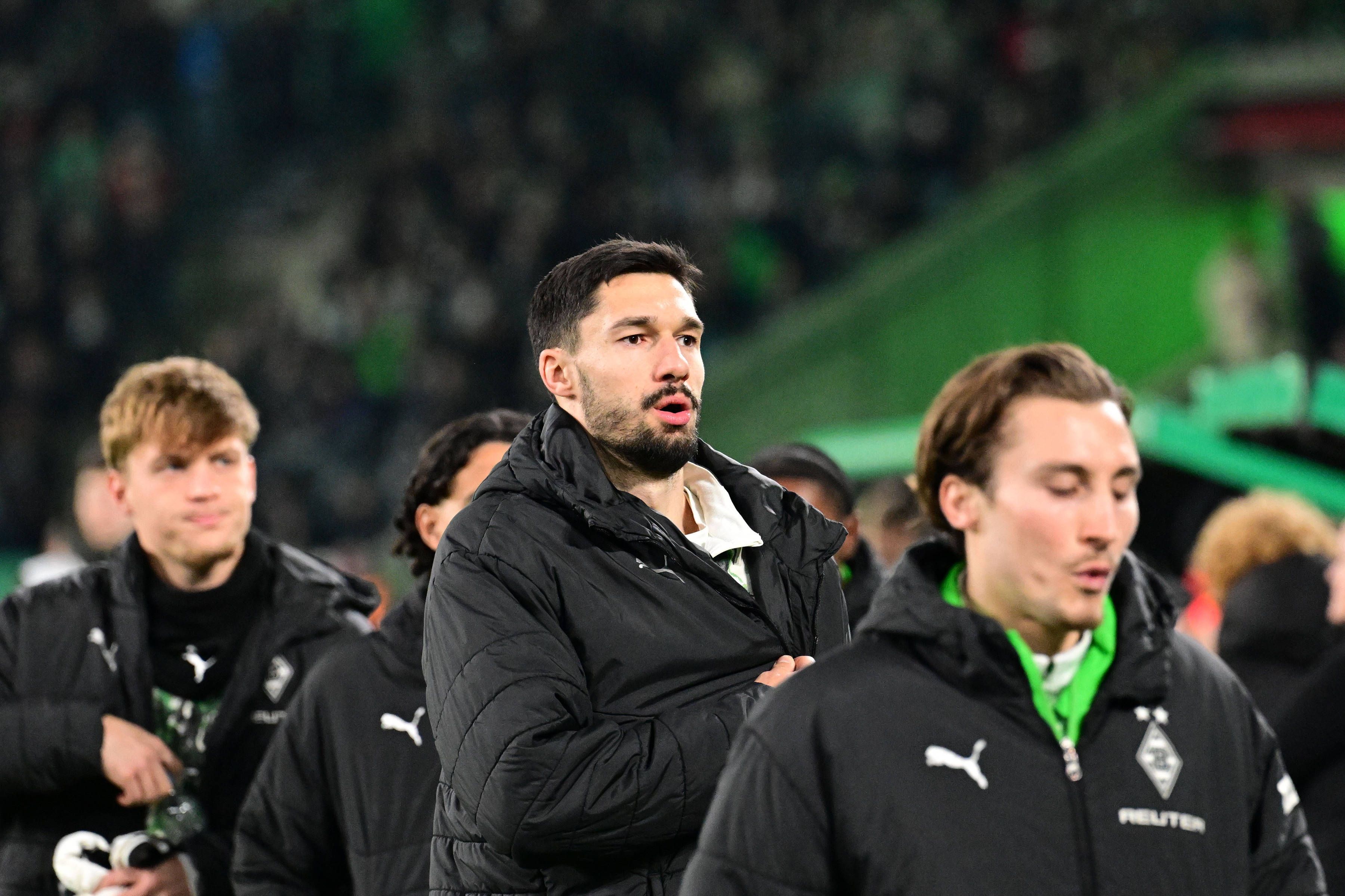 Tim Kleindienst mit Winterjacke im Stadion.