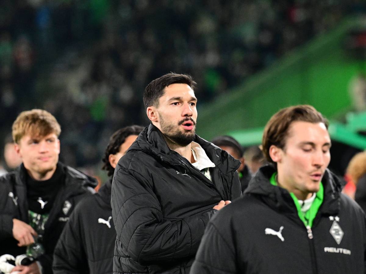 Tim Kleindienst mit Winterjacke im Stadion.