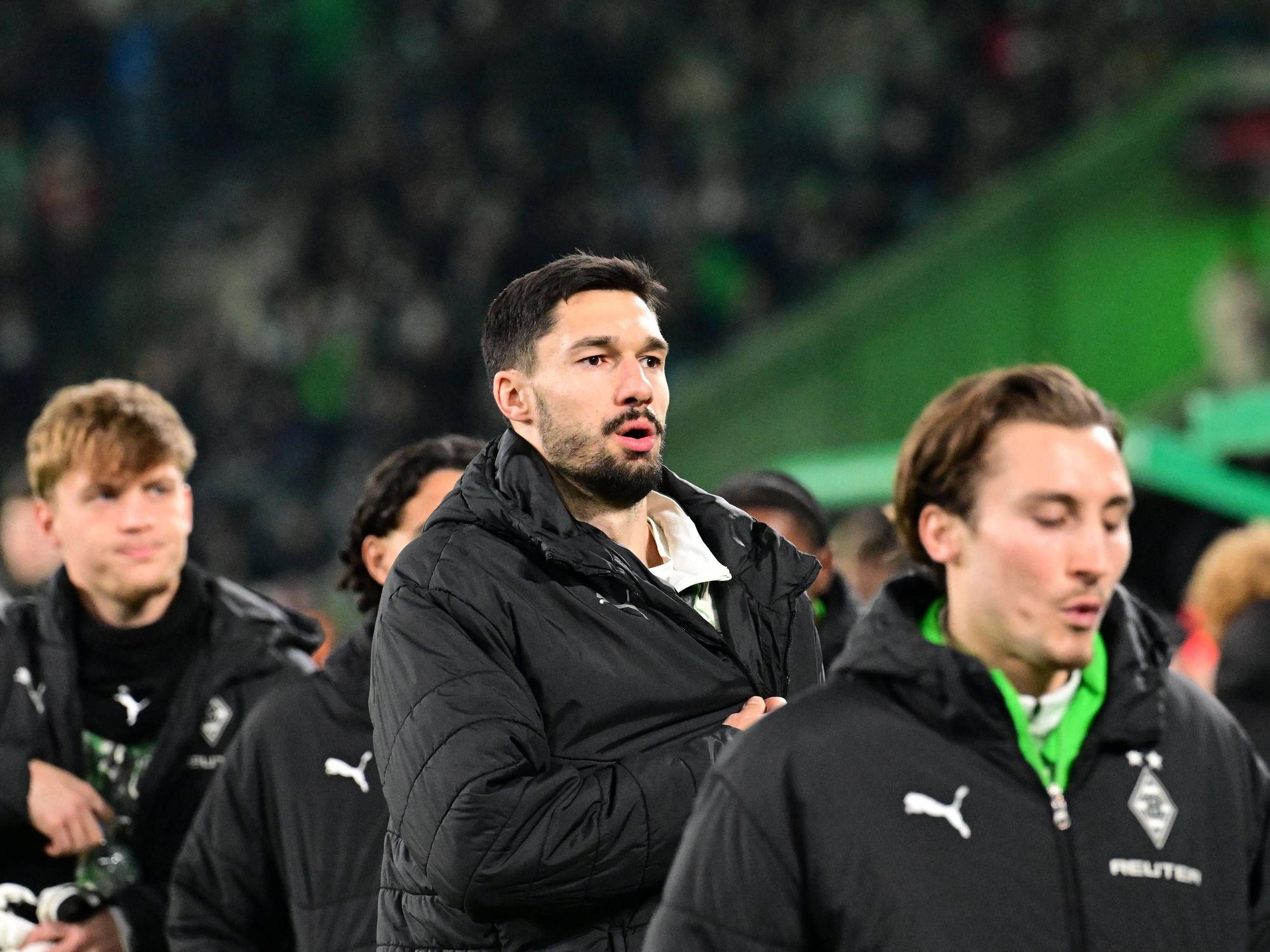Tim Kleindienst mit Winterjacke im Stadion.